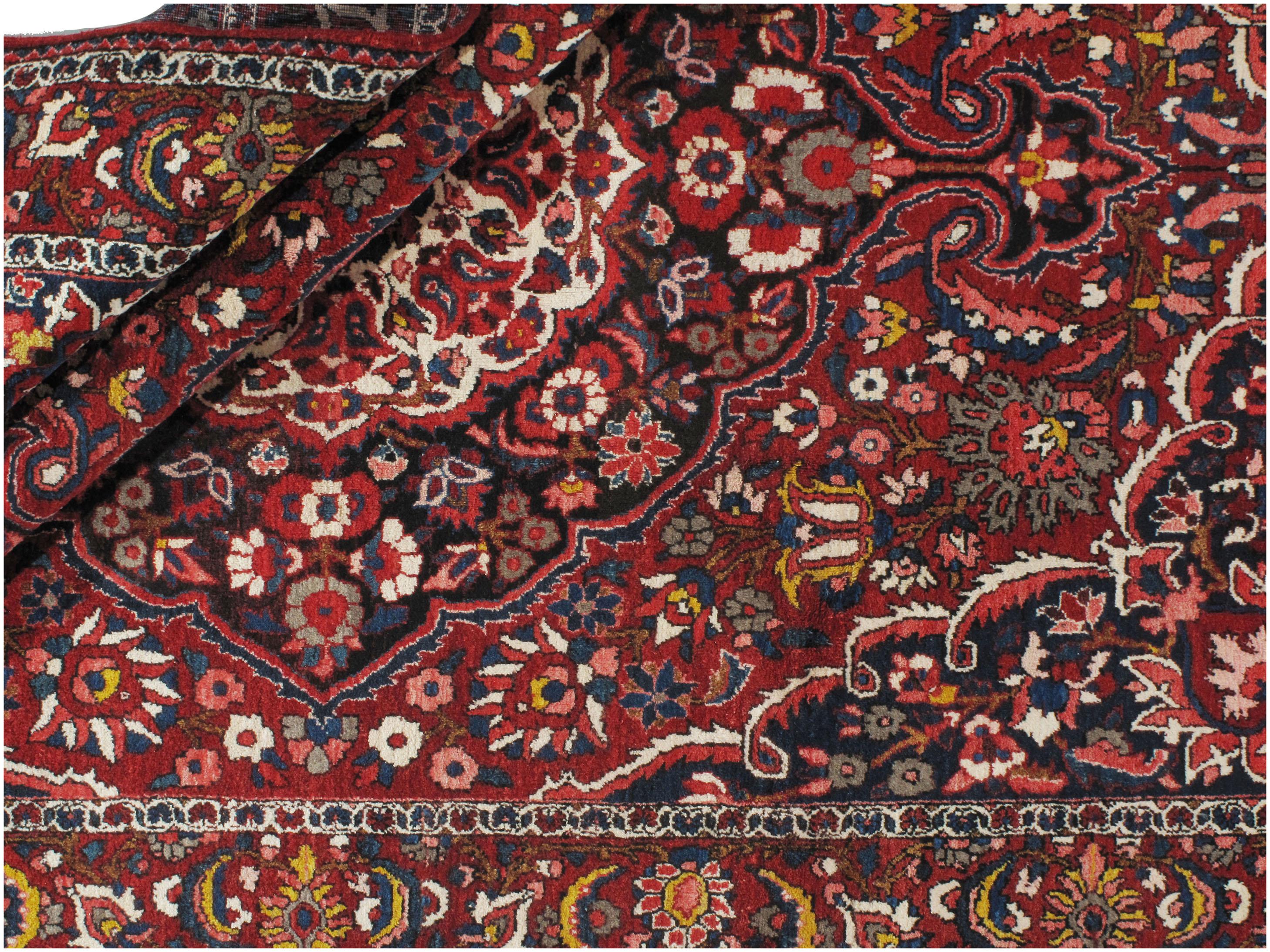 Vintage Persian Bakhtiari Area Rug  6'9x10'1 In Good Condition For Sale In New York, NY