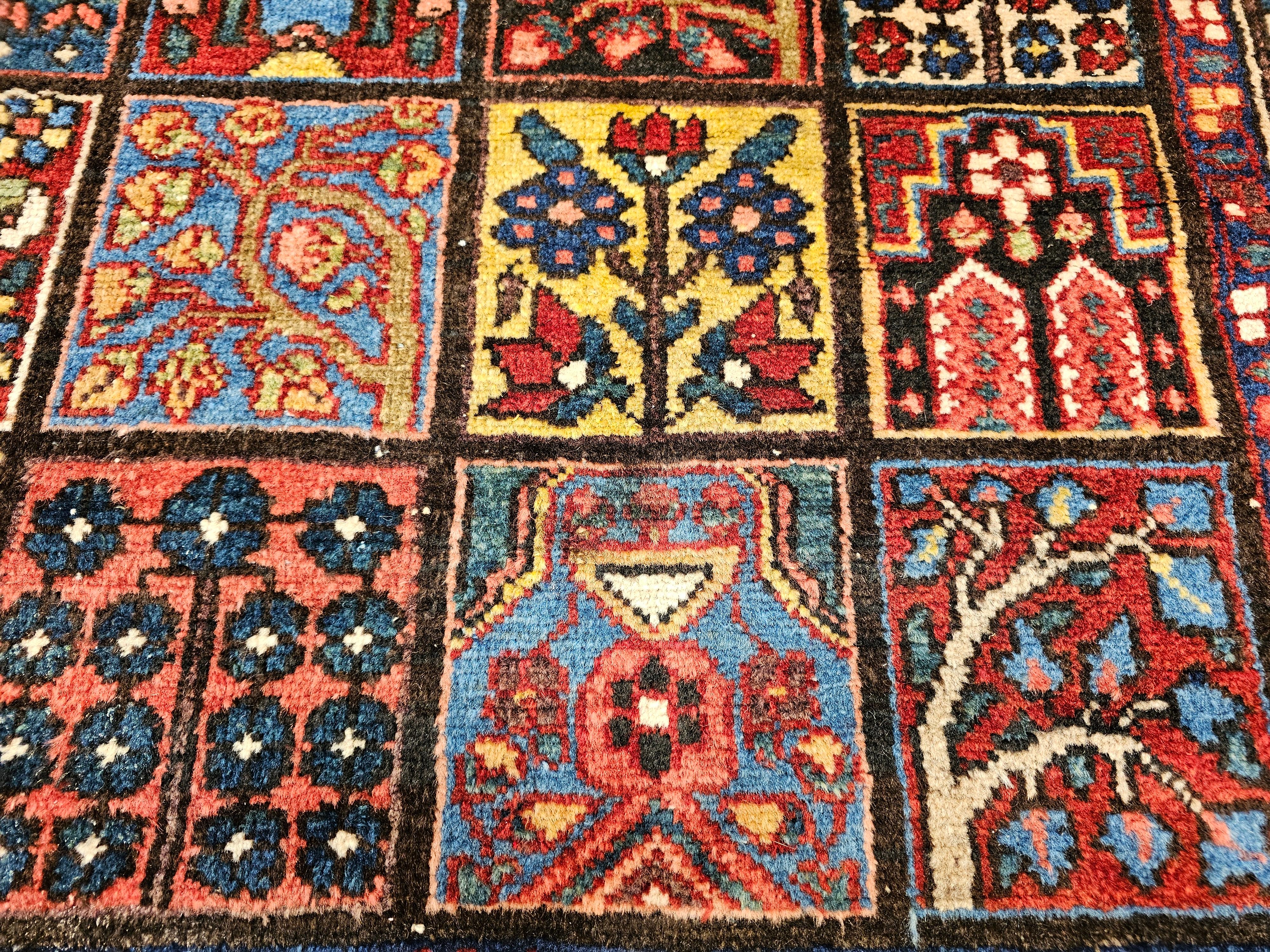 Persischer Bakhtiari-Teppich im Vintage-Stil mit Gartentafel-Design im Angebot 8