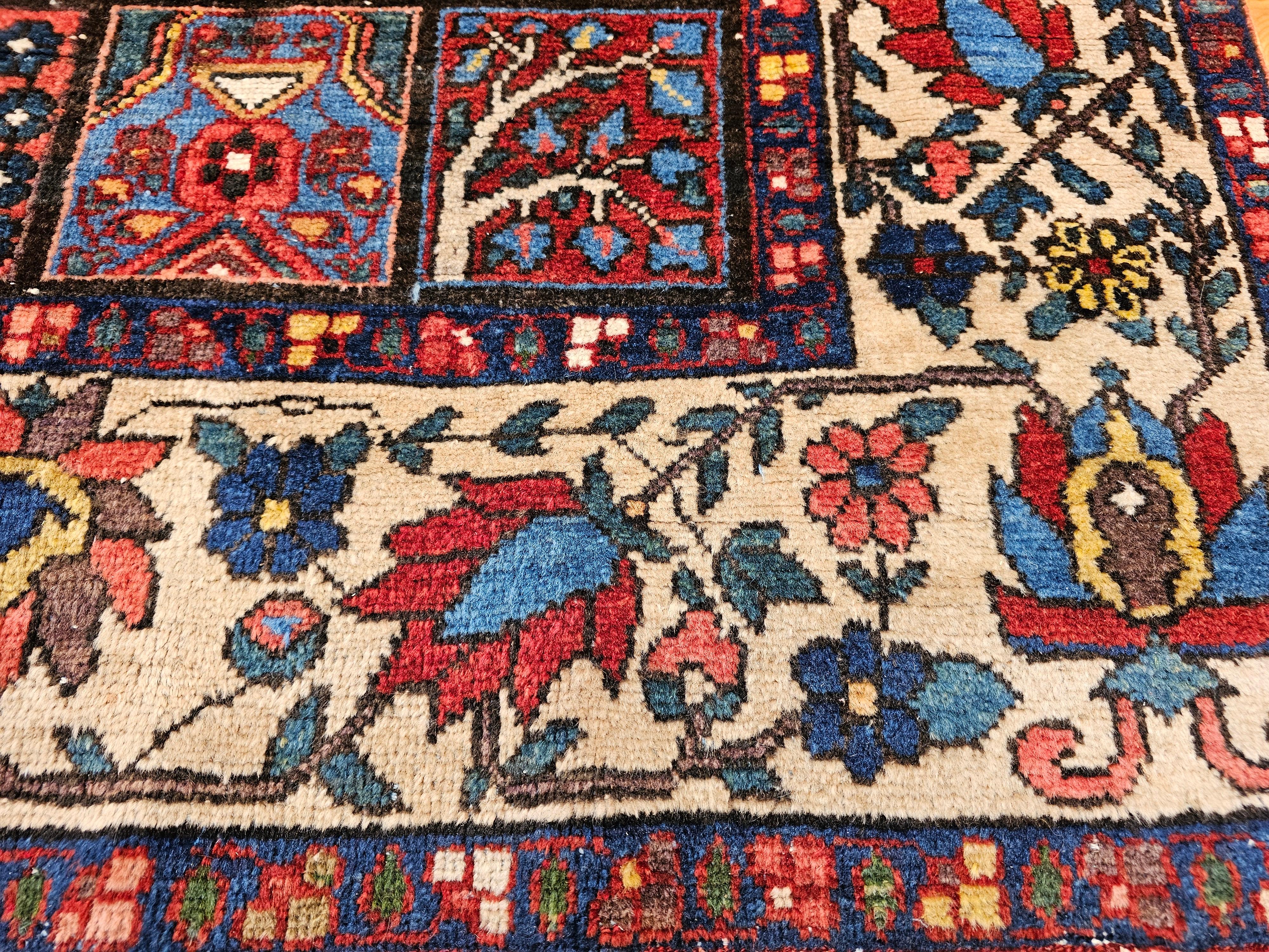 Persischer Bakhtiari-Teppich im Vintage-Stil mit Gartentafel-Design im Angebot 9