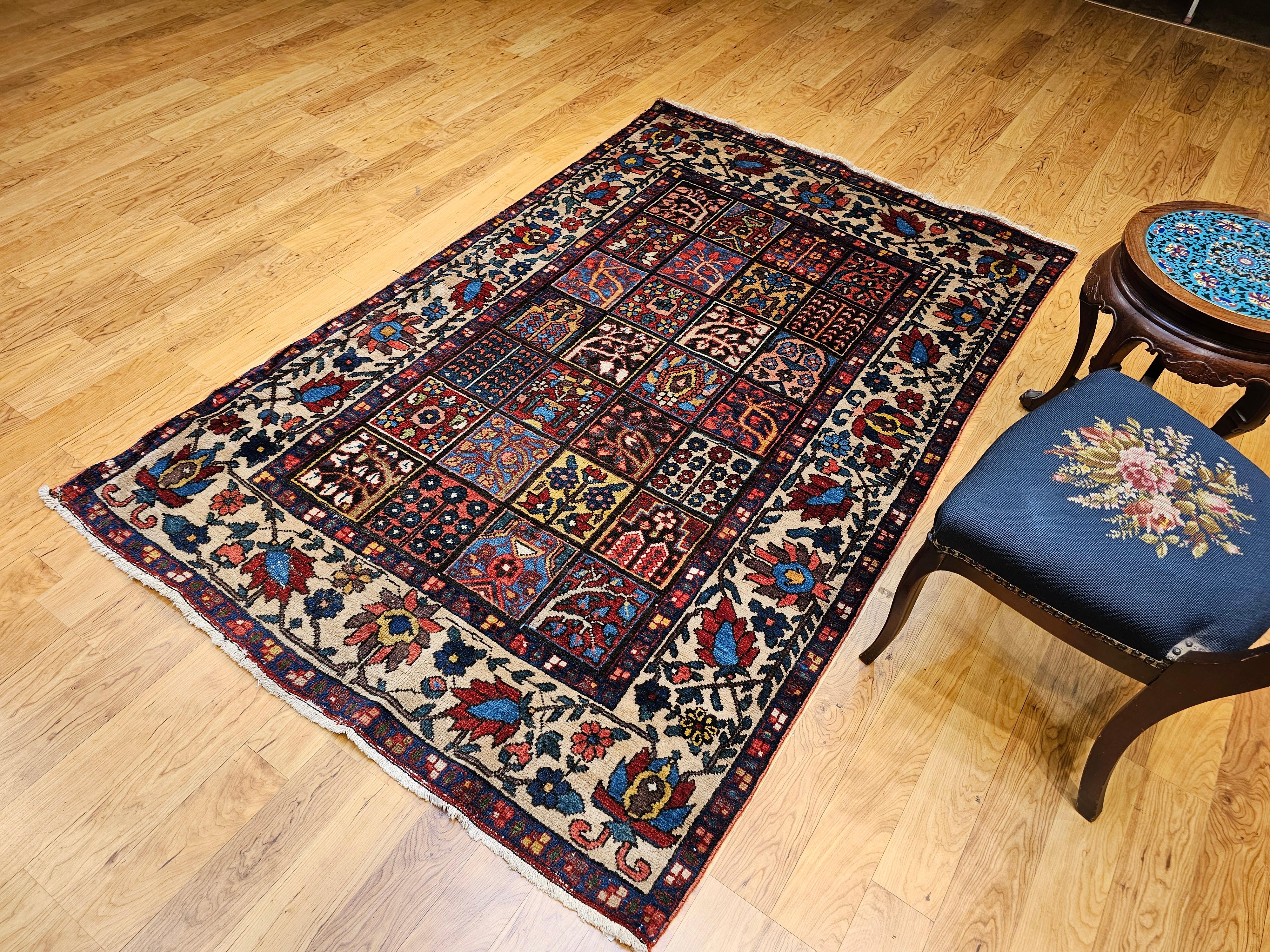 Persischer Bakhtiari-Teppich im Vintage-Stil mit Gartentafel-Design im Angebot 12