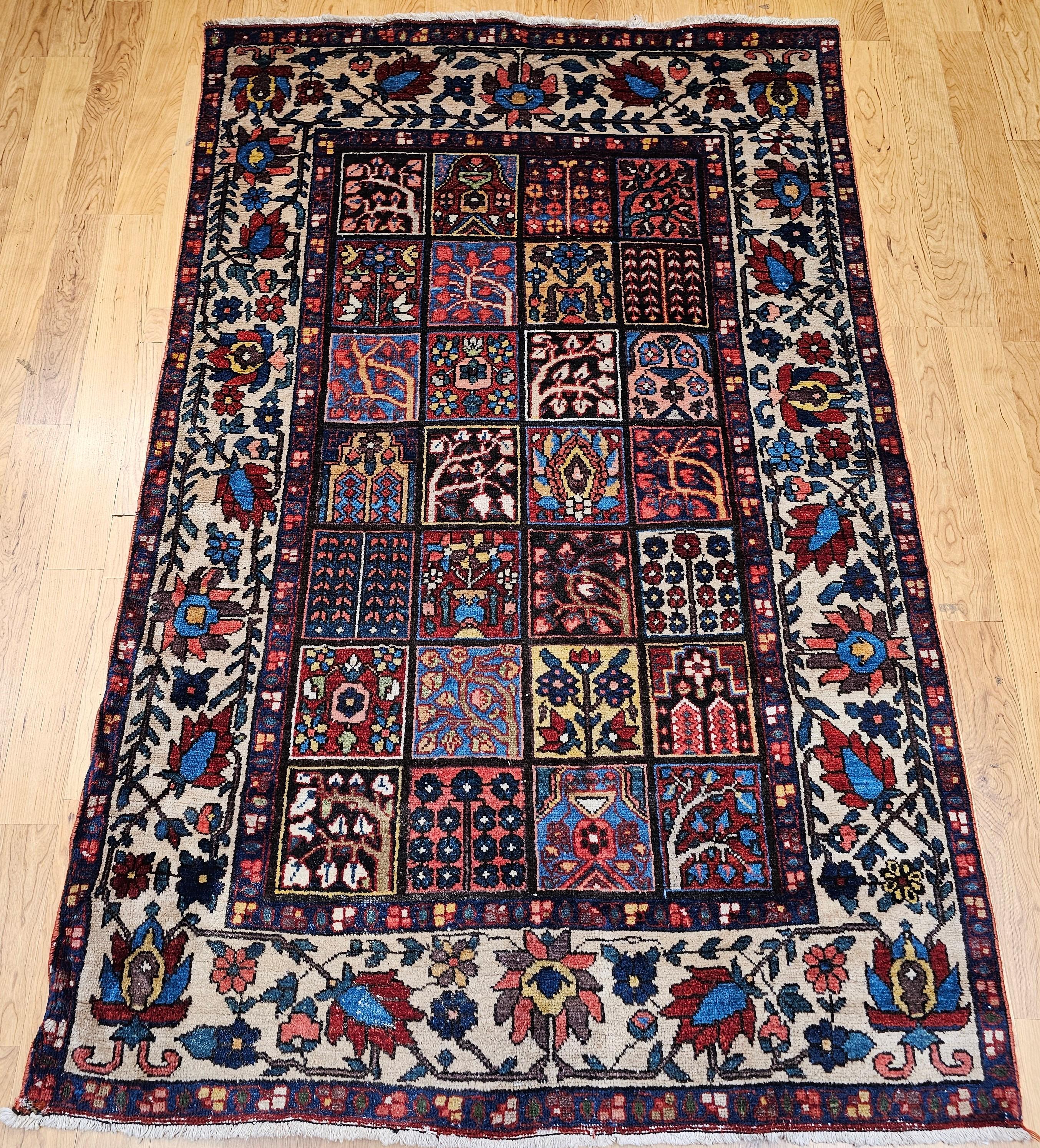Vintage Persian Bakhtiari Bereich Teppich in Garten-Panel-Design aus dem 2. Quartal des 1900s in blassgelb, rosa, Französisch blau und grün. Das Design zeigt vier Tafeln mit verschiedenen Formaten von Blumendesigns.   Dies ist eines der begehrtesten