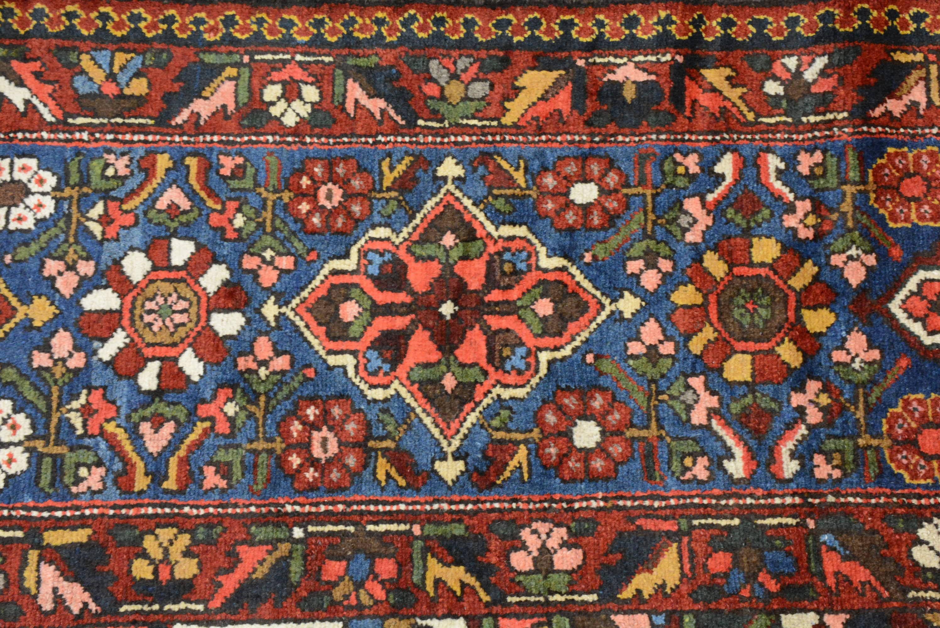 Persischer Bakhtiari-Teppich im Vintage-Stil im Angebot 1