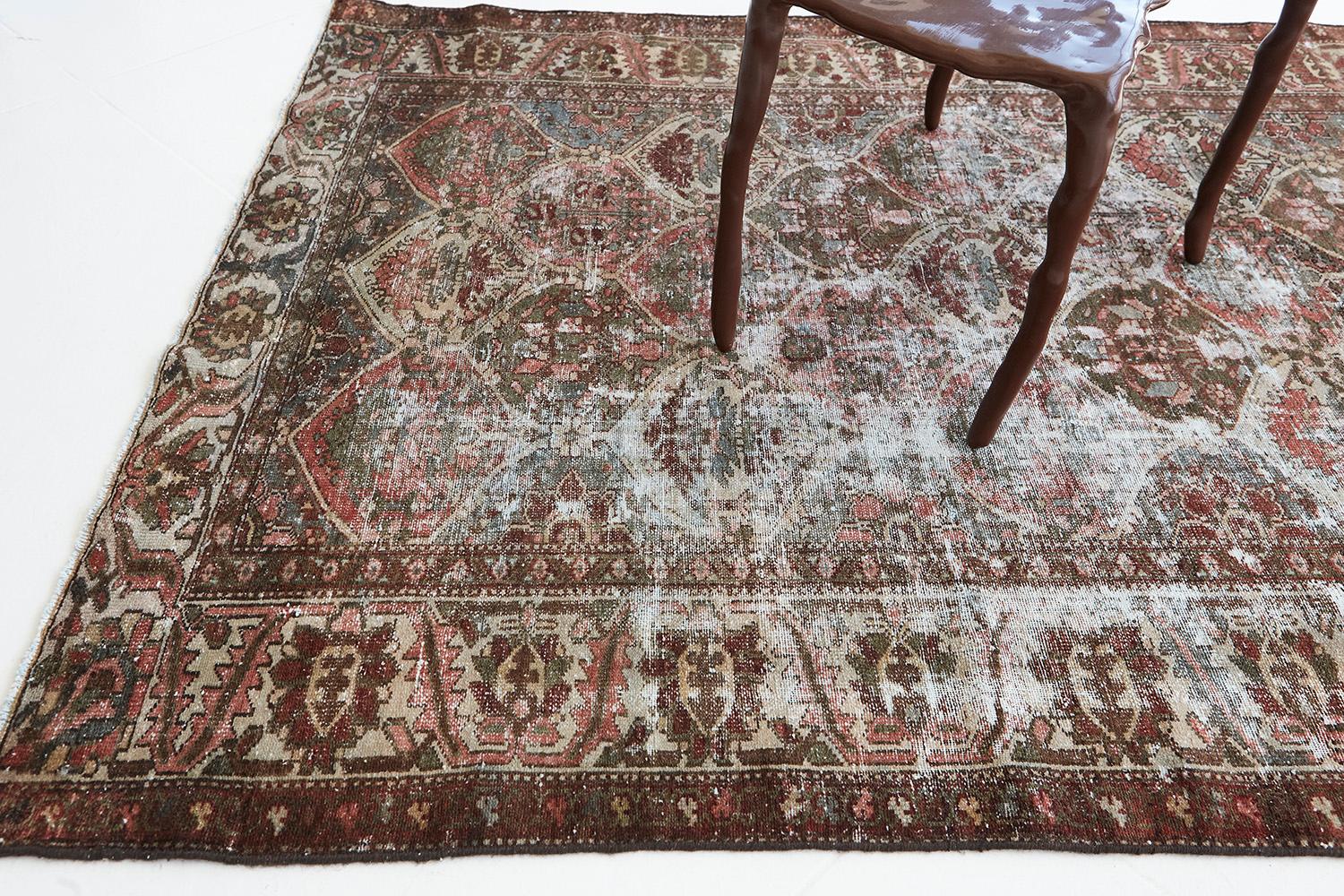 Une magnifique création de ce tapis vintage Bakhtiari a fléchi sa laine filée à la main pour la durabilité et l'individualité. Des schémas neutres sont proposés, qui s'harmoniseront avec vos intérieurs traditionnels. Outre sa valeur esthétique, il