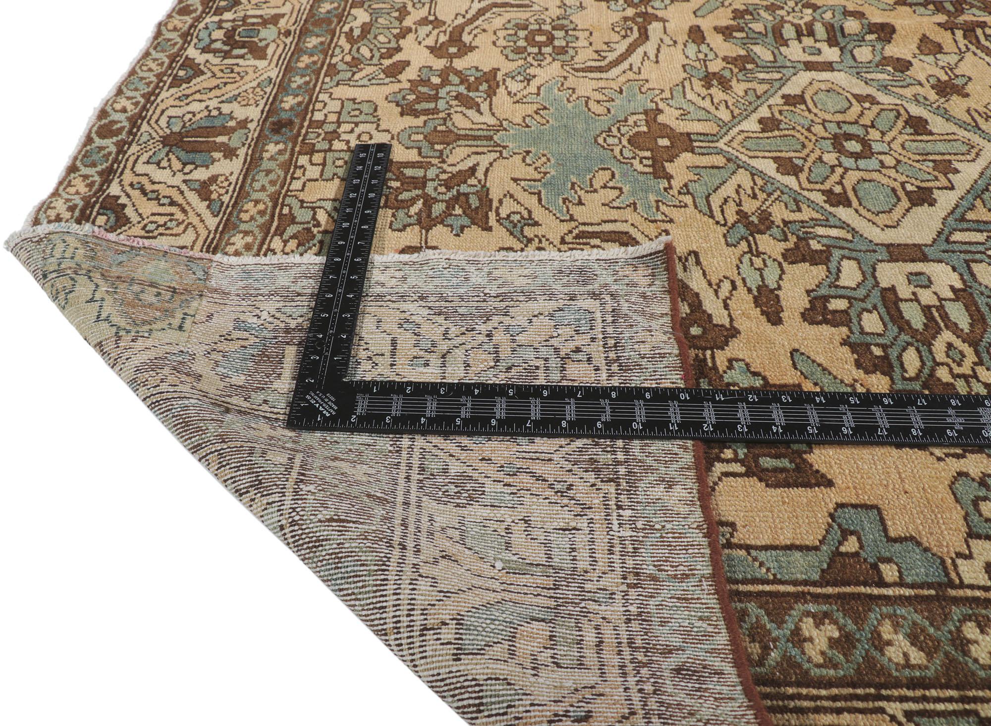 Vintage Persian Bakhtiari Gallery Rug In Good Condition For Sale In Dallas, TX