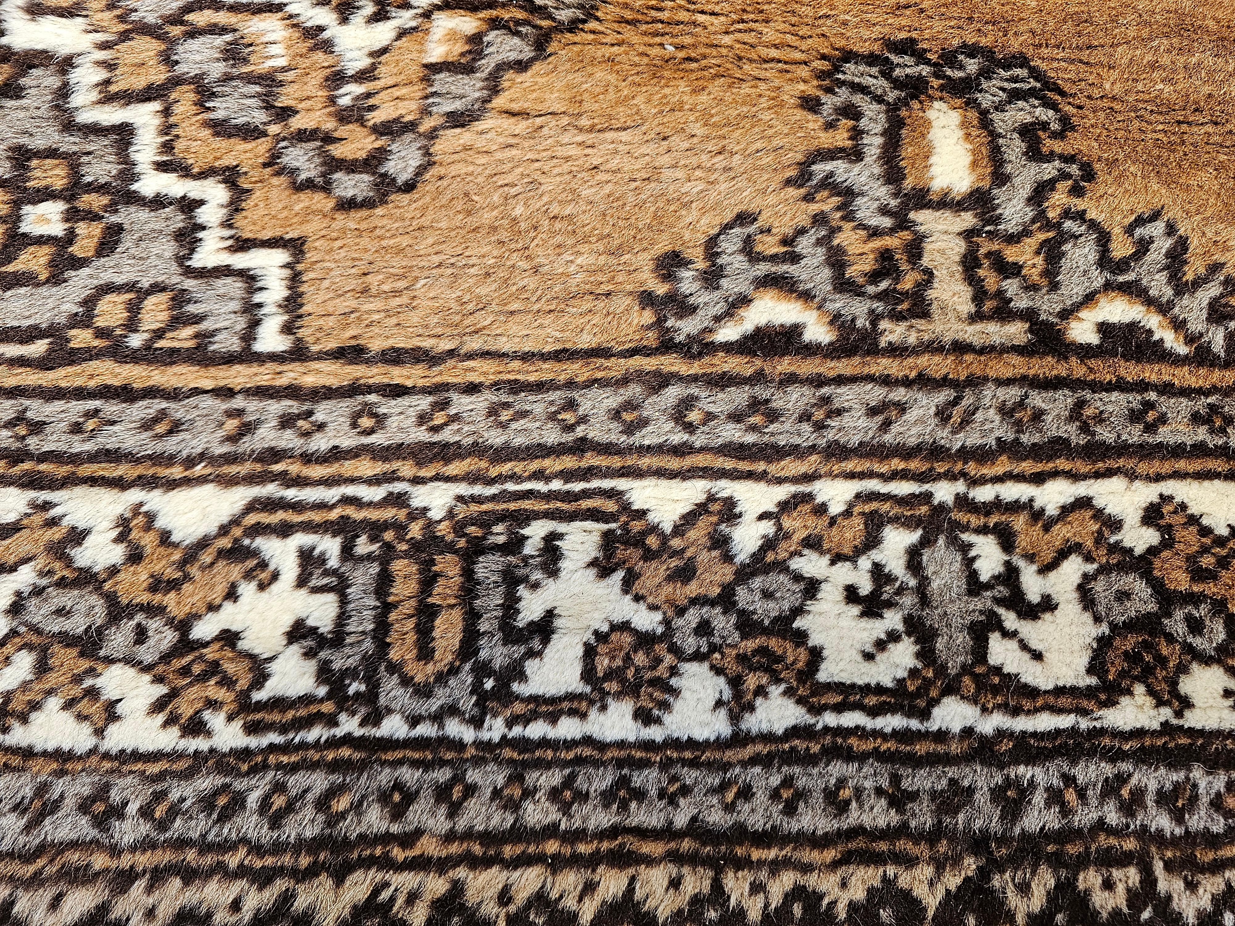 Tapis persan Bakhtiari vintage à motif entièrement recouvert de cheveux de camel en vente 4