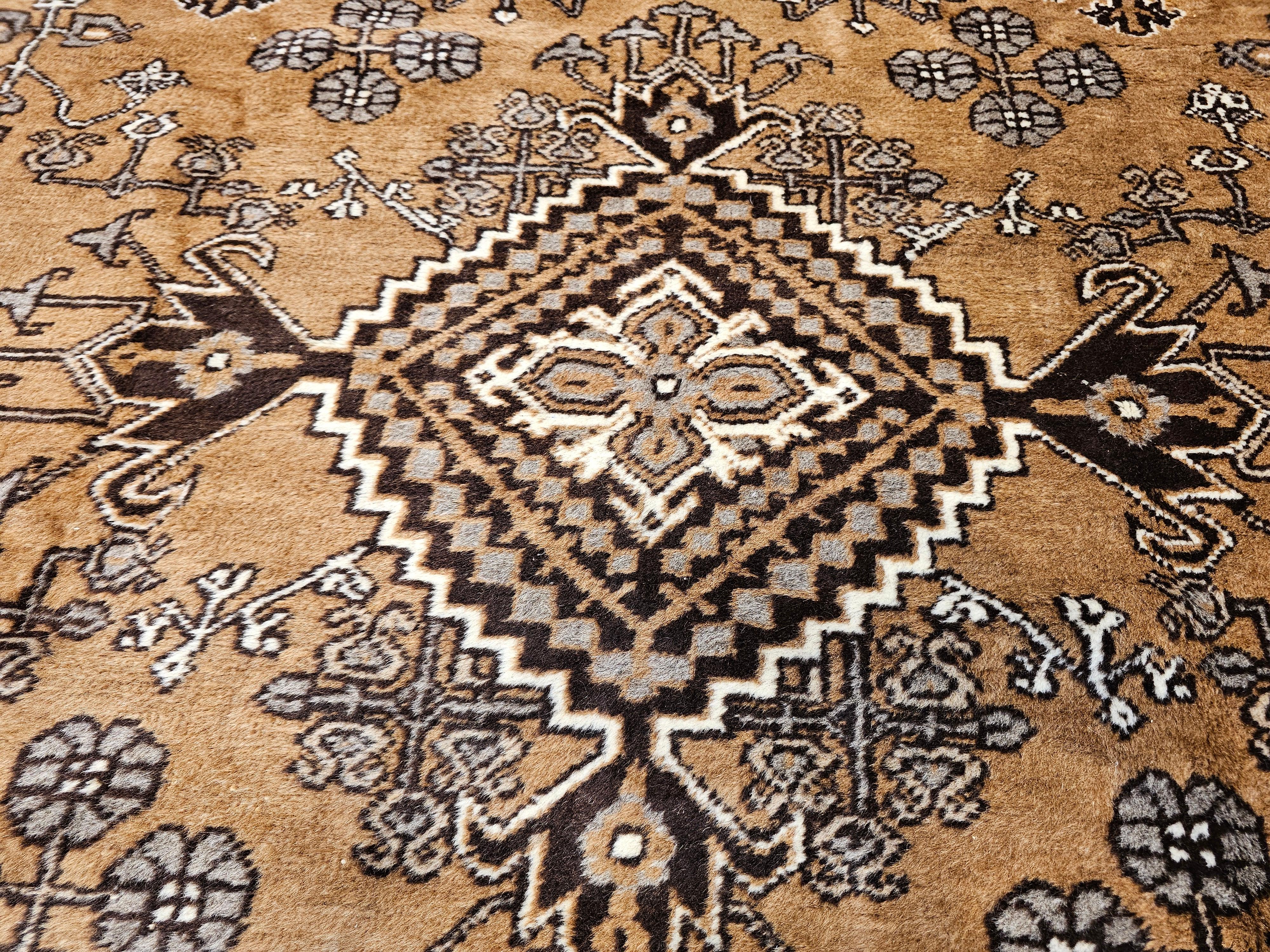 Tapis persan Bakhtiari vintage à motif entièrement recouvert de cheveux de camel en vente 5