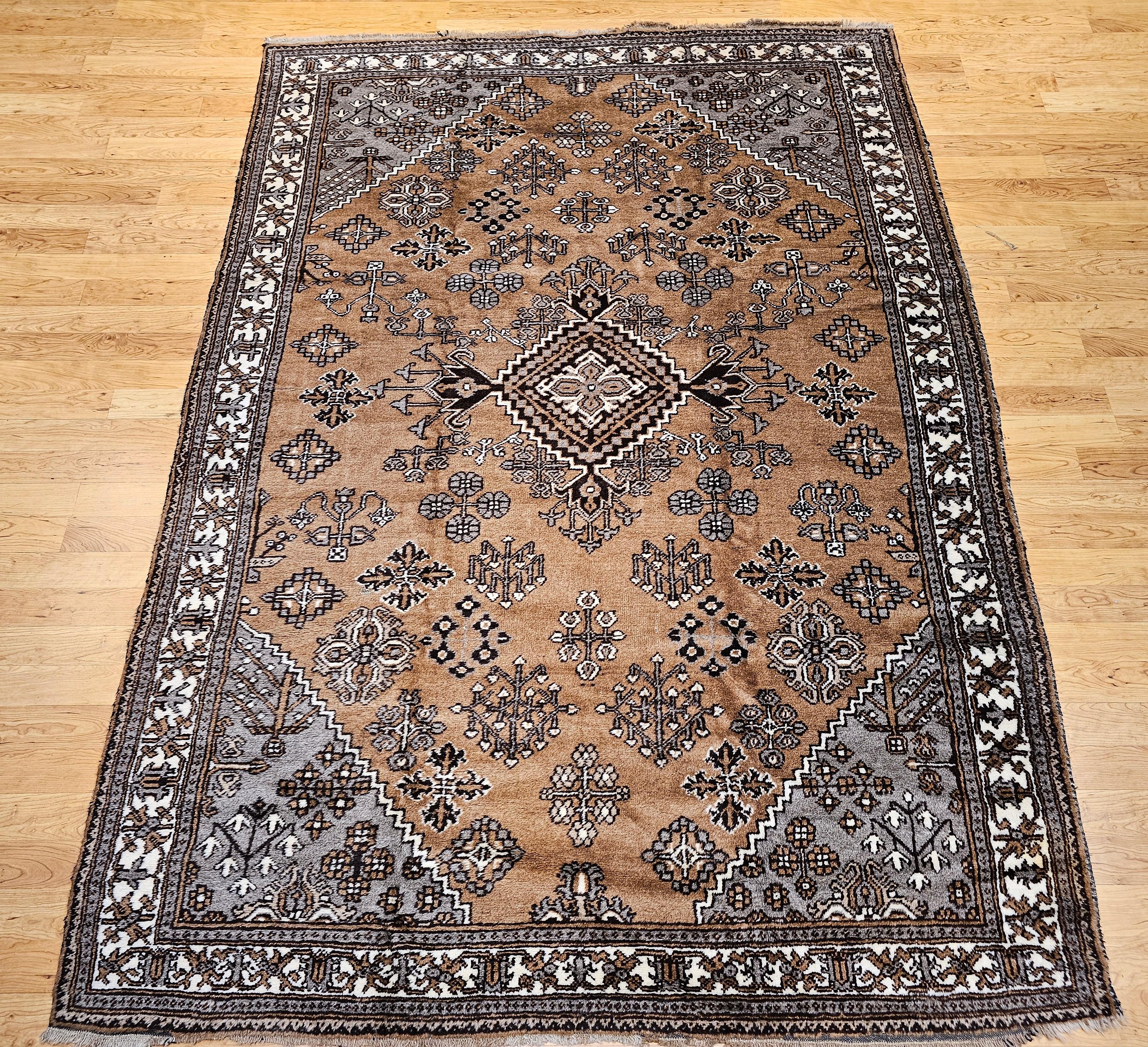 Tapis persan vintage, tissé à la main dans la première moitié du 20e siècle par les tribus Bakhtiari de l'ouest de la Perse. Cette pièce présente un magnifique et discret design géométrique, réalisé dans une palette naturelle de poils de chameau,