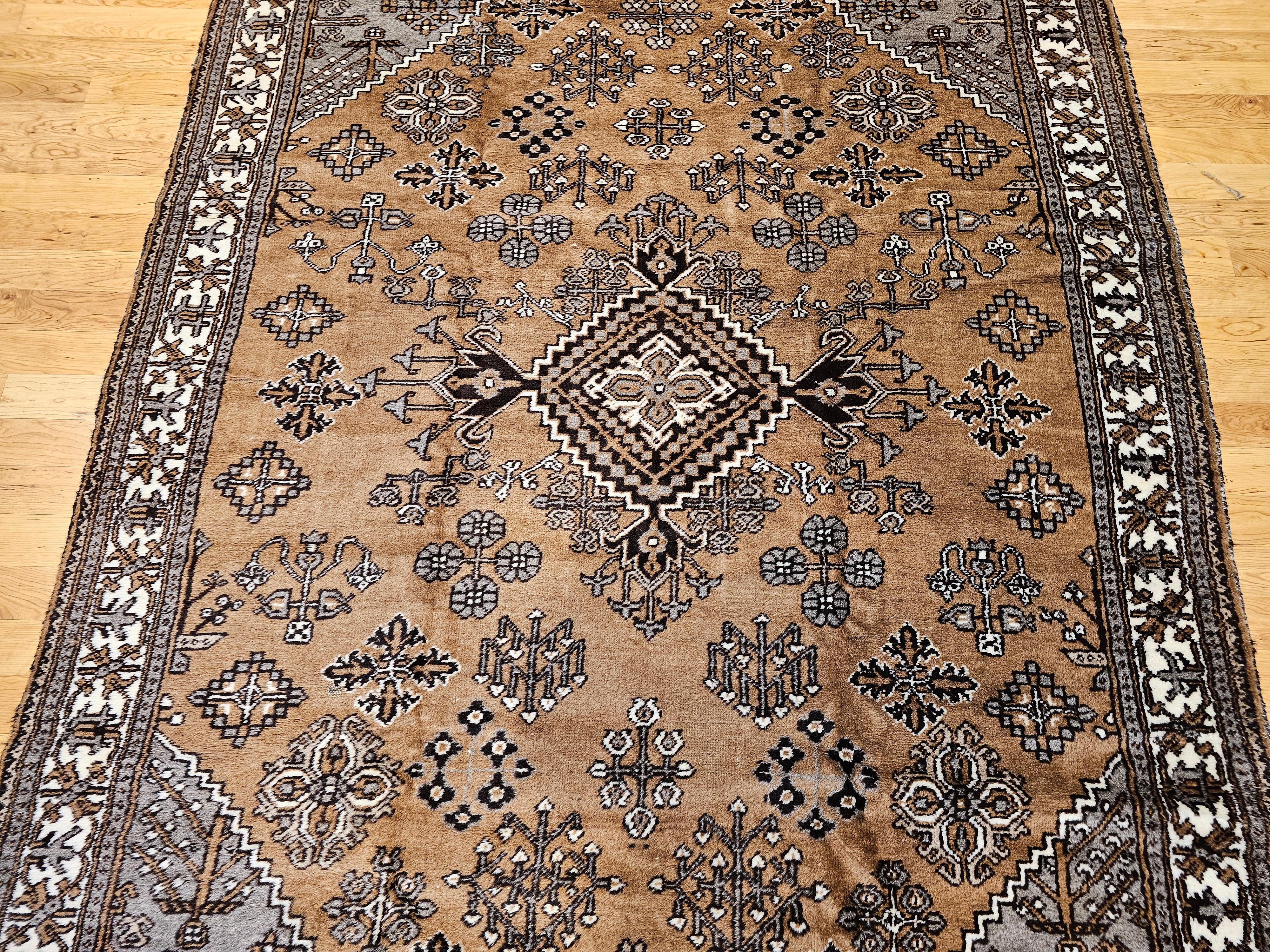 Noué à la main Tapis persan Bakhtiari vintage à motif entièrement recouvert de cheveux de camel en vente