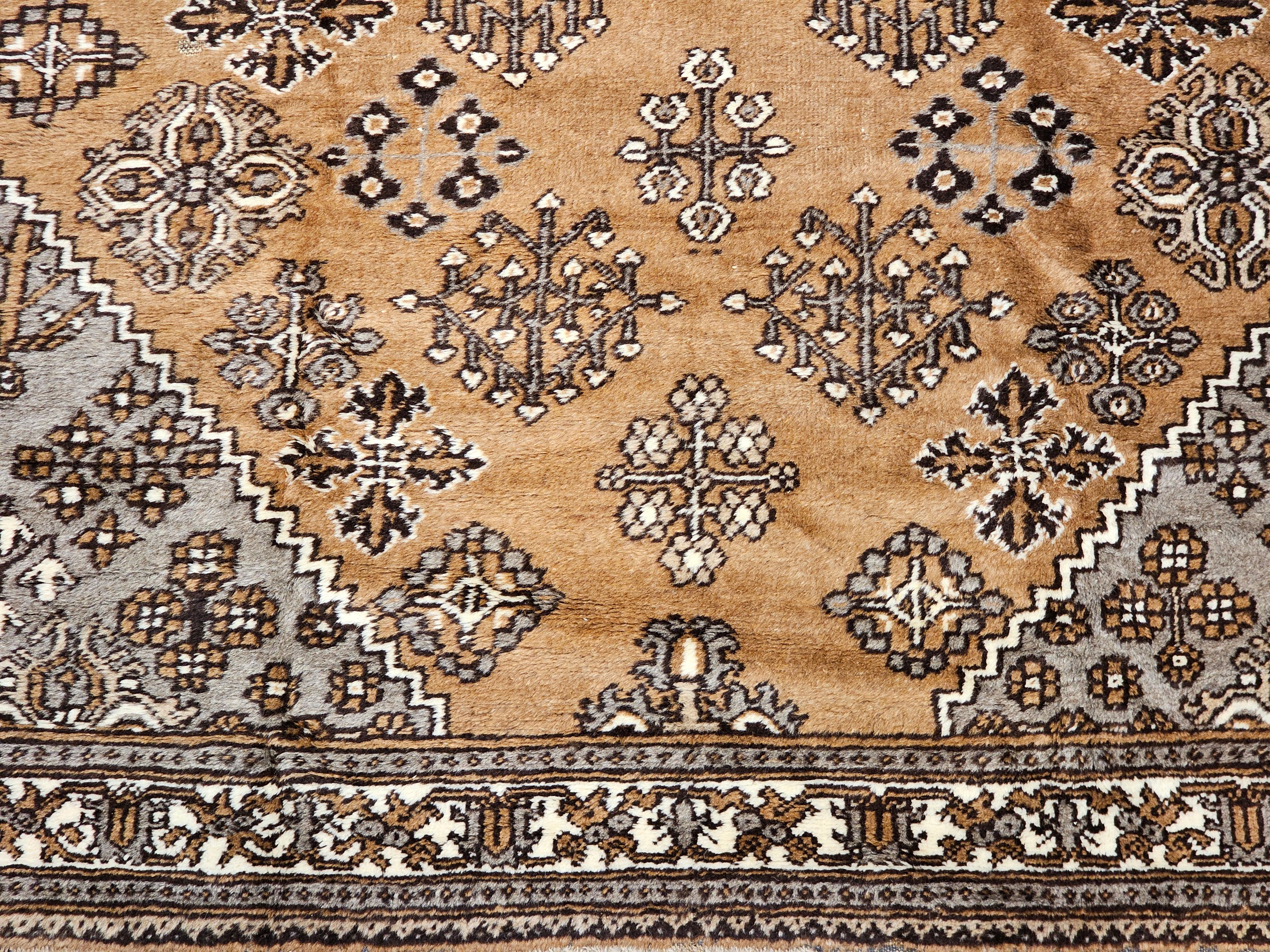 Tapis persan Bakhtiari vintage à motif entièrement recouvert de cheveux de camel Bon état - En vente à Barrington, IL