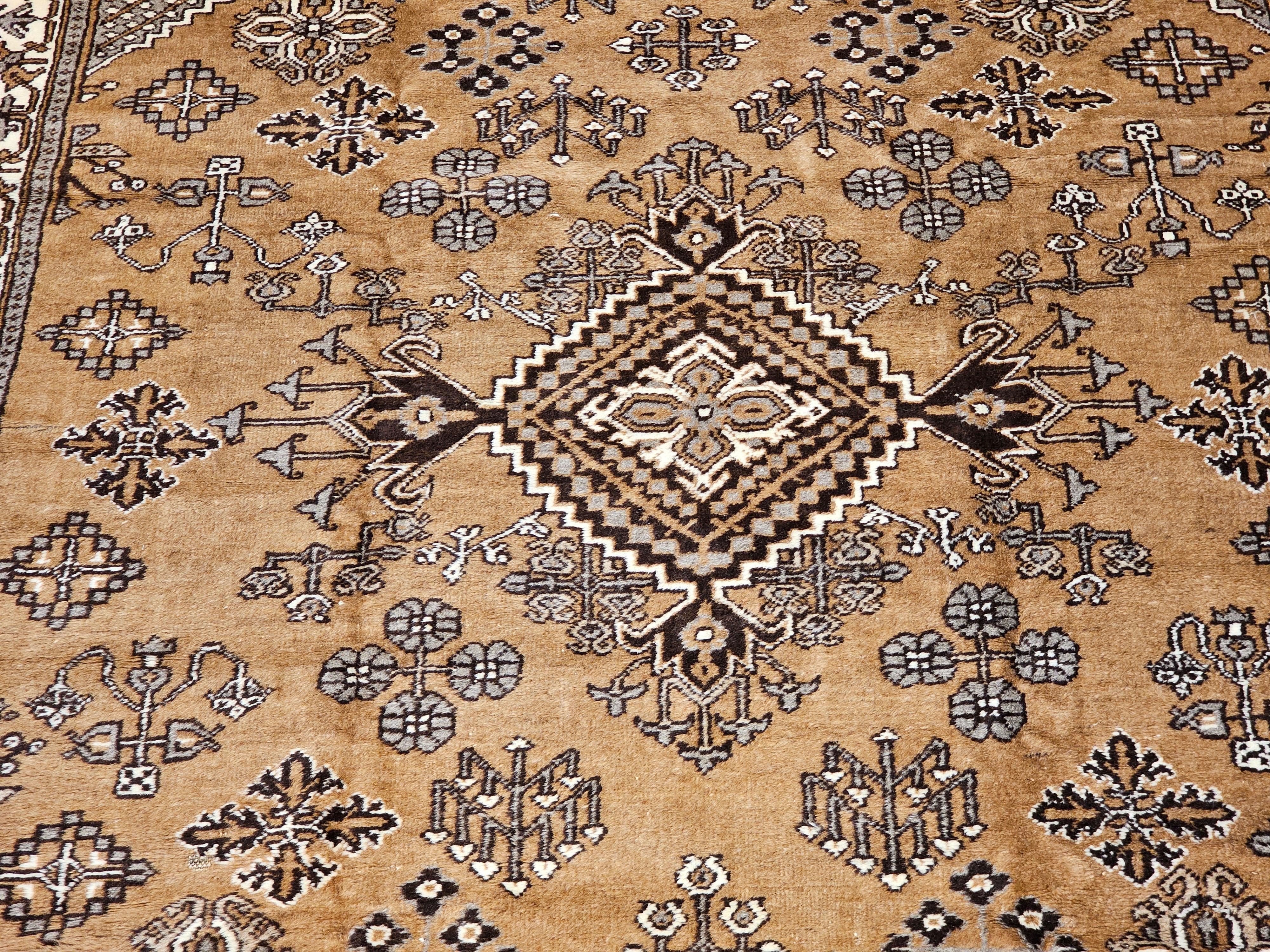20ième siècle Tapis persan Bakhtiari vintage à motif entièrement recouvert de cheveux de camel en vente