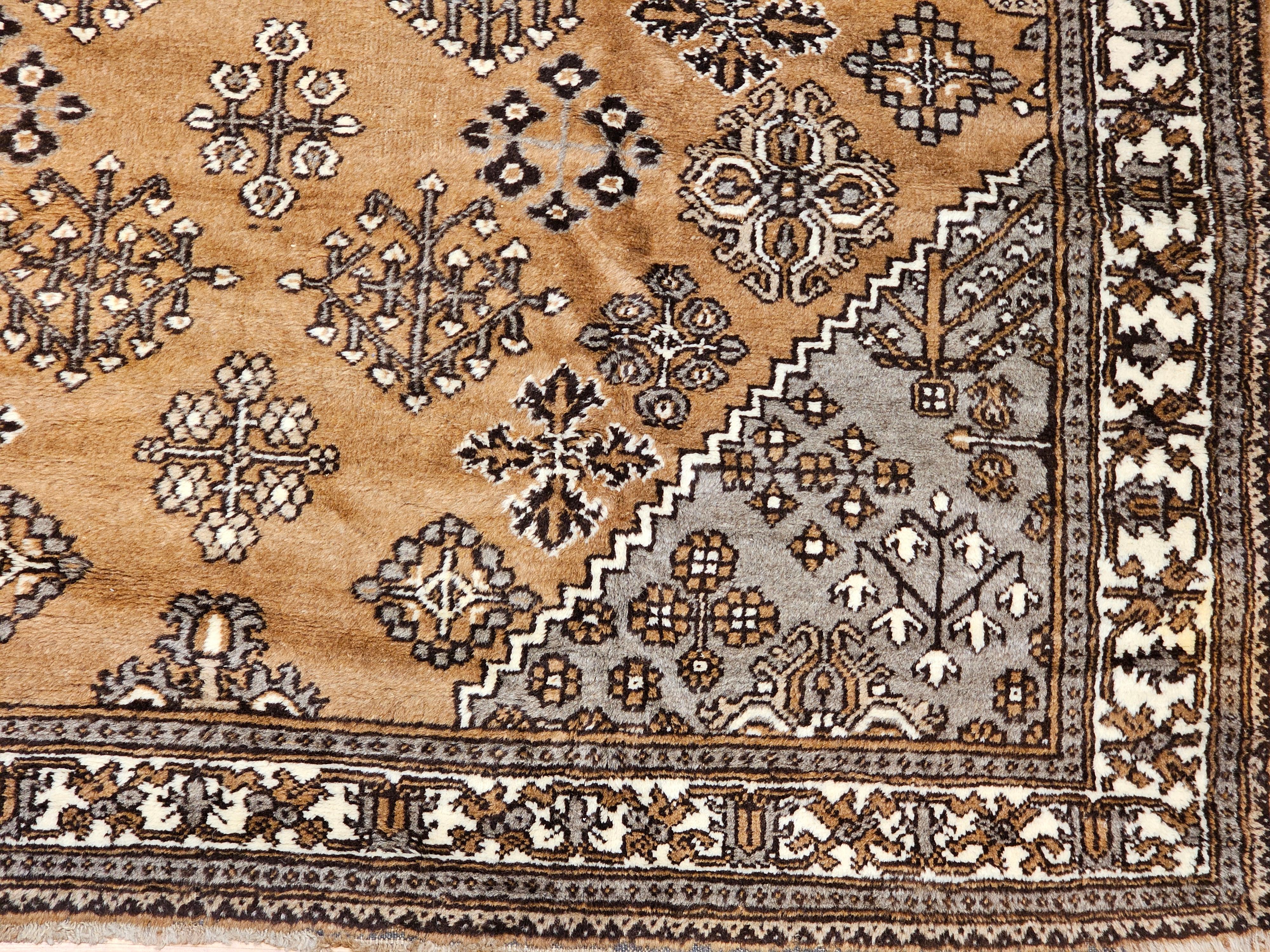 Tapis persan Bakhtiari vintage à motif entièrement recouvert de cheveux de camel en vente 1