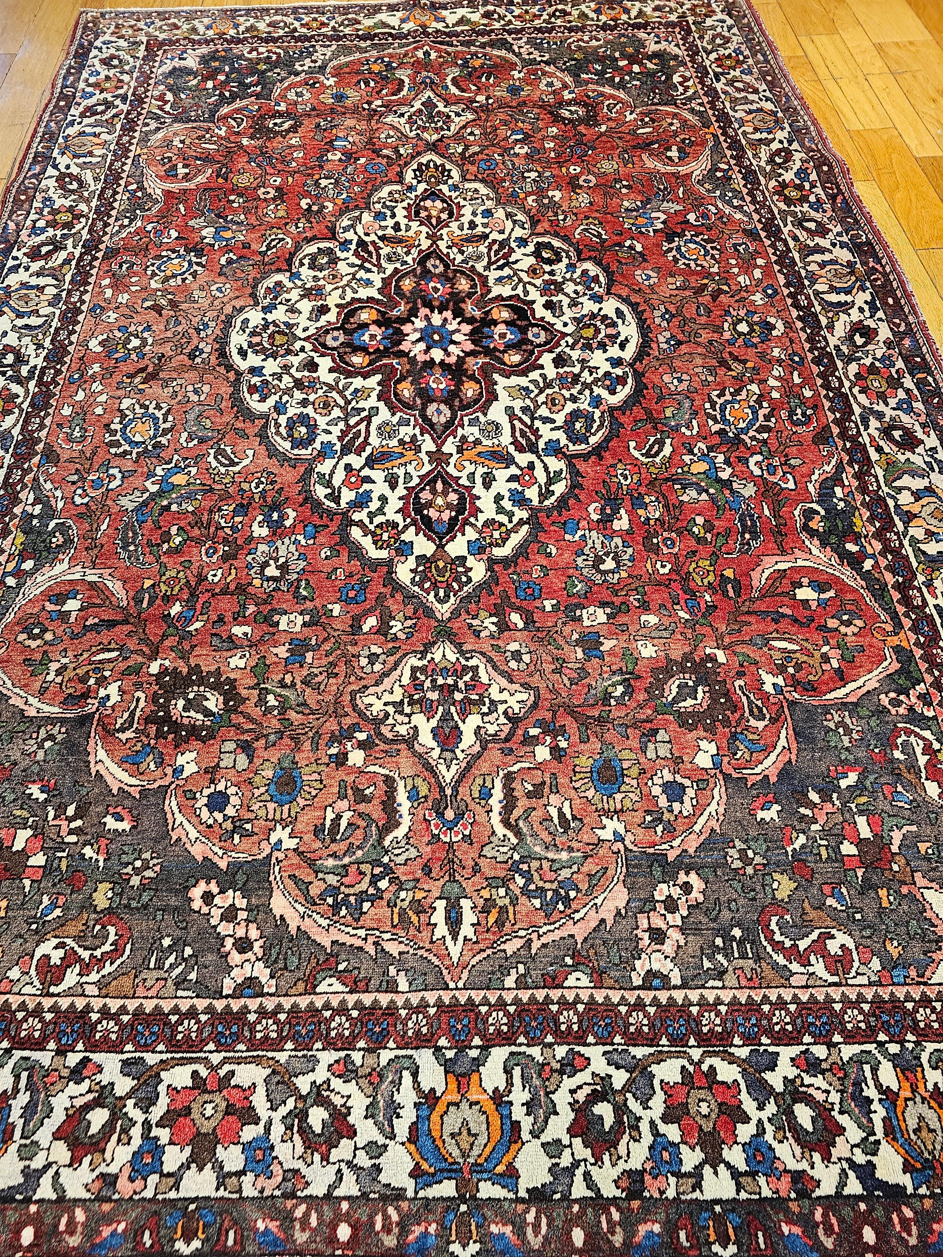 Alfombra persa vintage Bakhtiari con motivos florales en rojo ladrillo. Marfil en venta 3