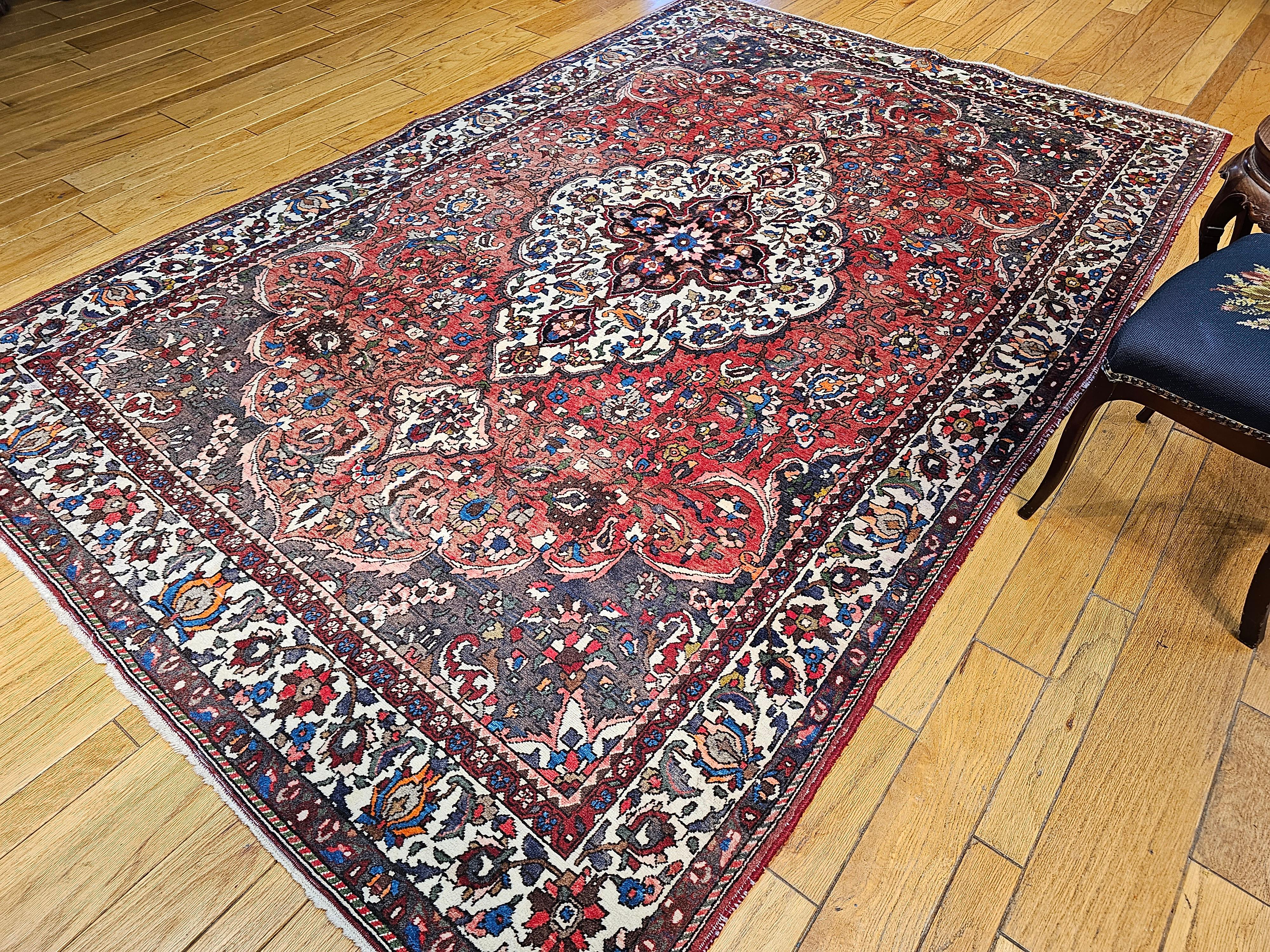 Alfombra persa vintage Bakhtiari con motivos florales en rojo ladrillo. Marfil en venta 5