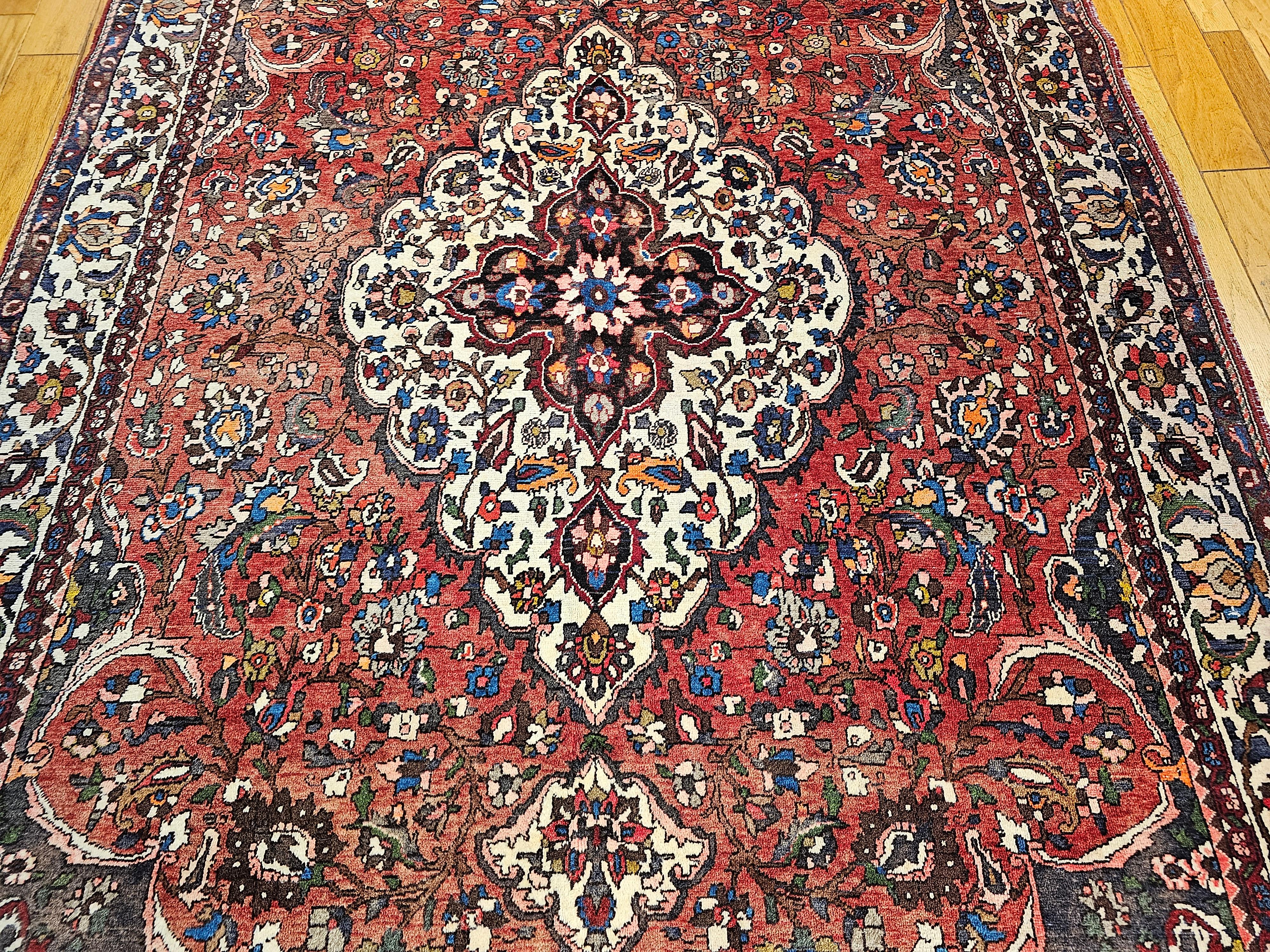 Alfombra persa vintage Bakhtiari con motivos florales en rojo ladrillo. Marfil Tejido a mano en venta