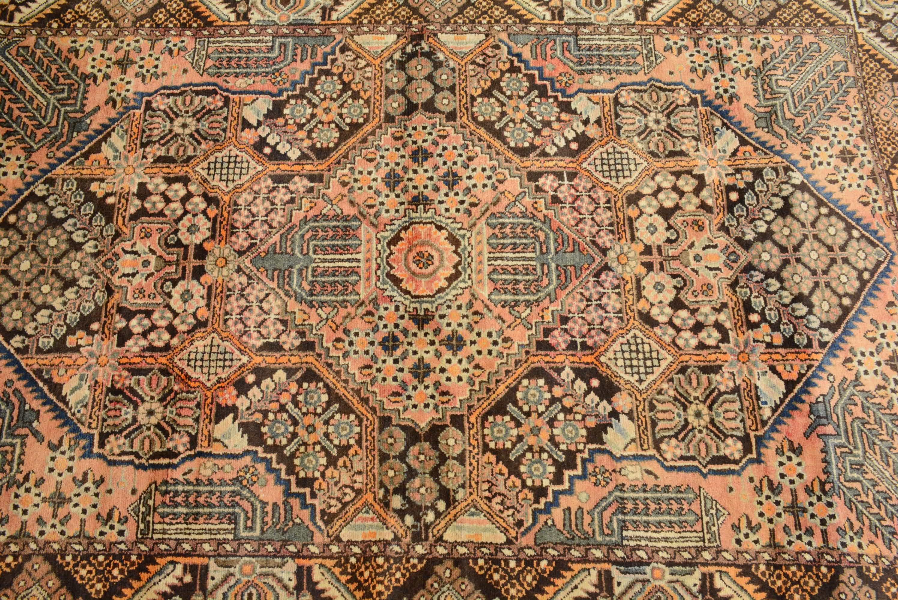 Bachtiari-Teppiche werden in der Region Chahar Mahal gewebt, die aus Dörfern mit persischer, türkischer und armenischer Bevölkerung in der Nähe der Stadt Shahr Kurd besteht.  Dieses Gebiet befindet sich südwestlich von Isfahan und nördlich des