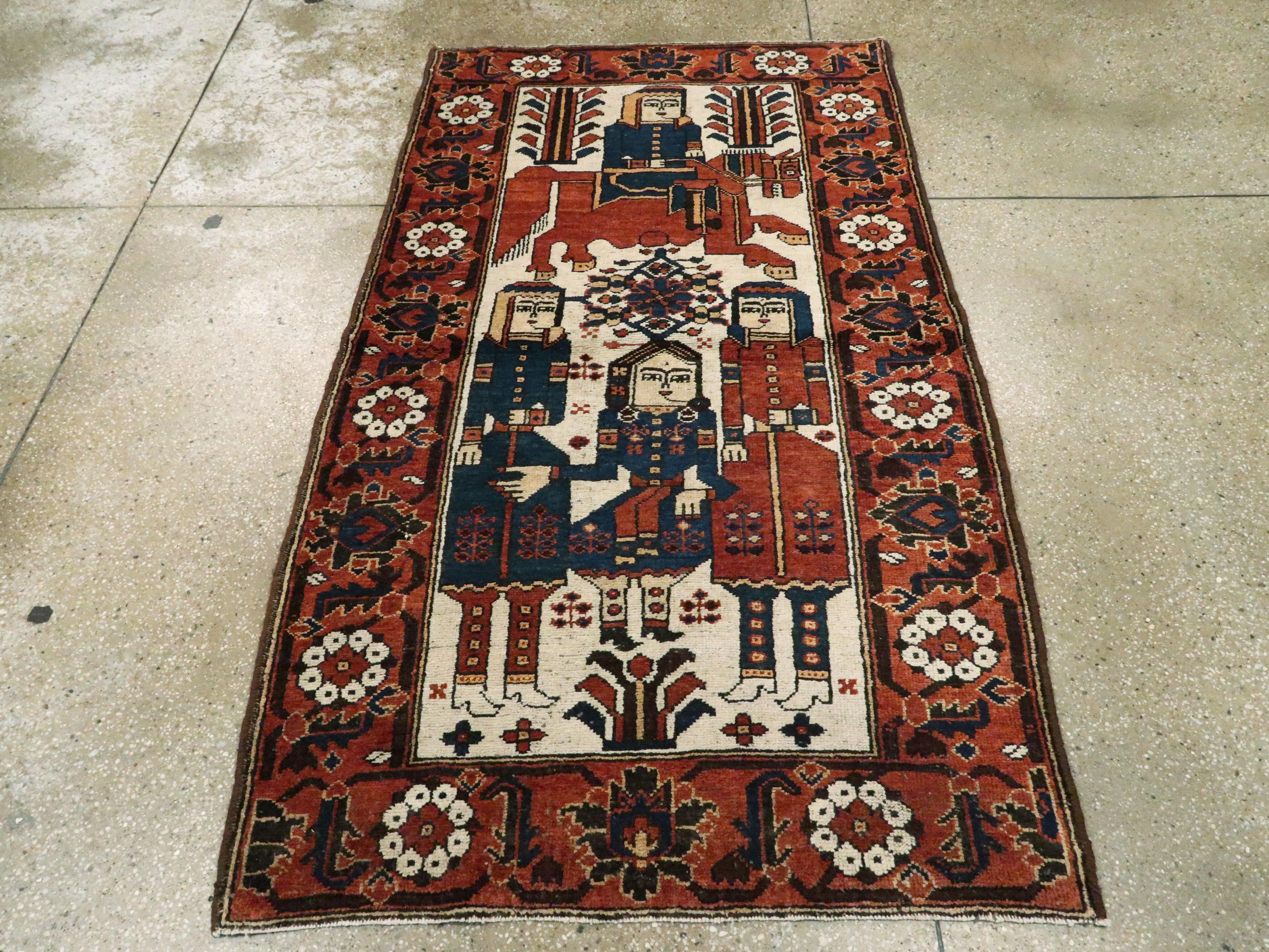 Un tapis vintage persan Bakhtiari pictural du milieu du 20e siècle.

Mesures : 3' 10
