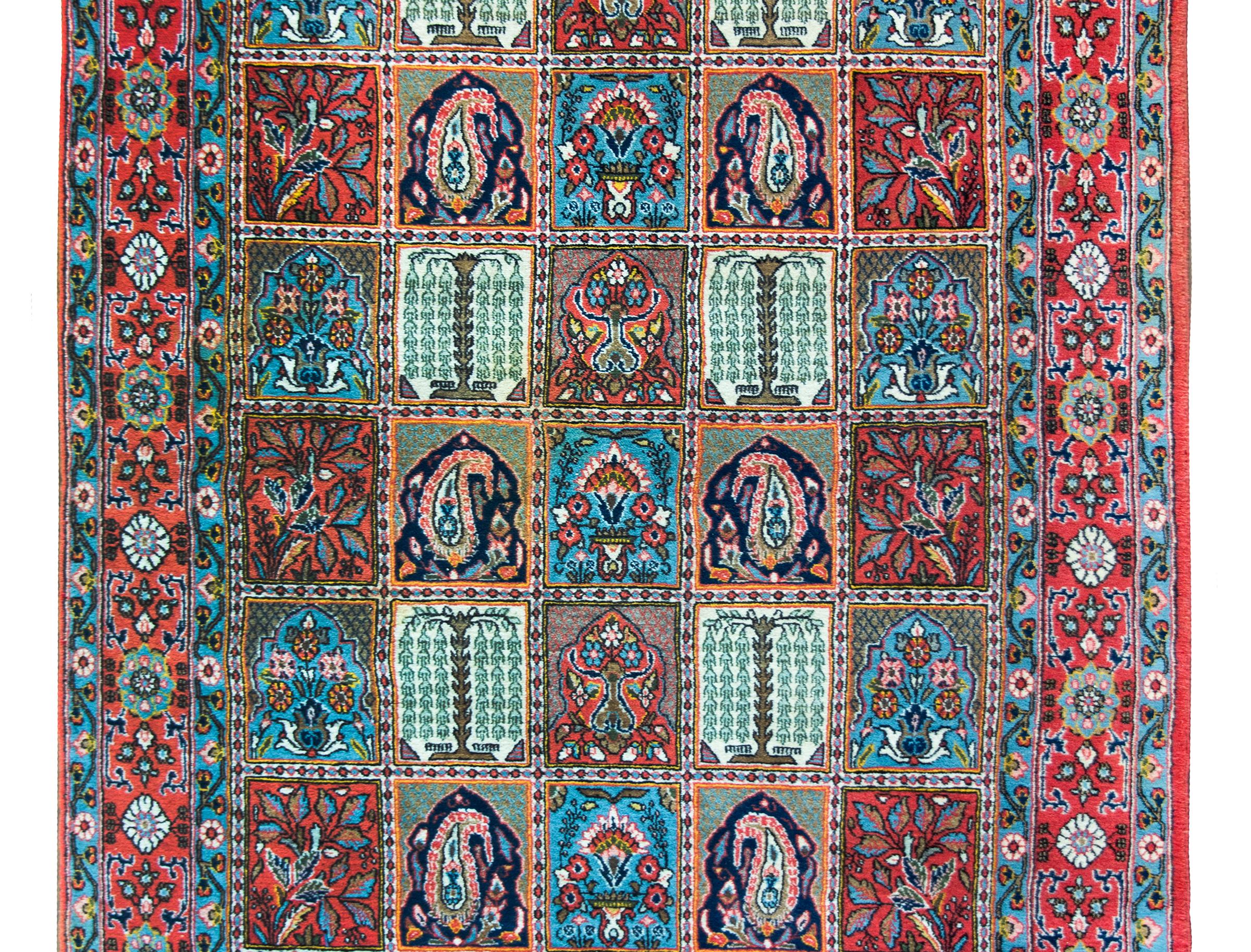Magnifique tapis persan Bakhtiari vintage avec un motif en patchwork sur tout le pourtour avec plusieurs motifs floraux, paisley, saule pleureur et arbres de vie répétés, et entouré d'une bordure avec une large bande centrale florale flanquée de