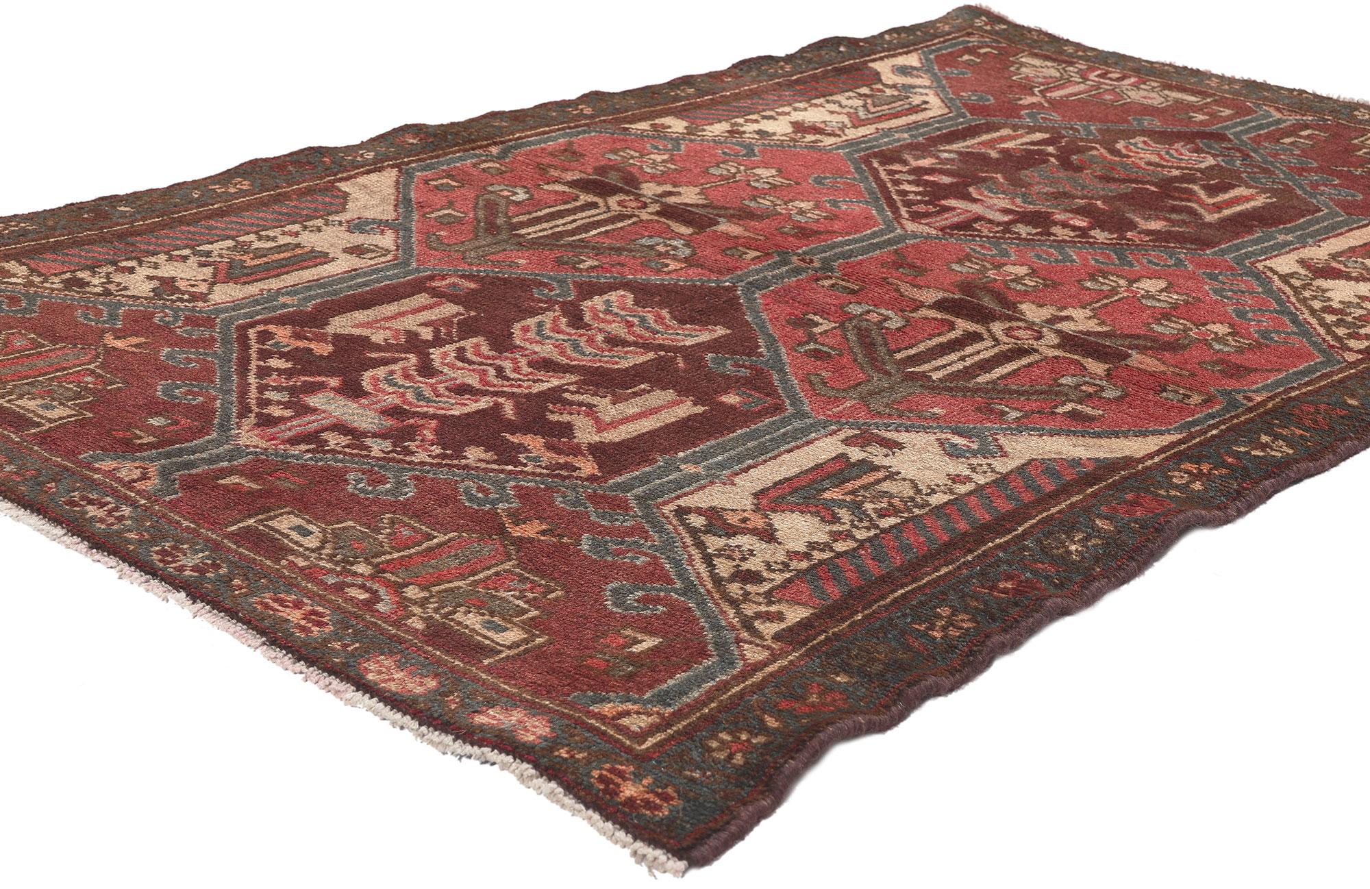 61252 Tappeto persiano vintage Bakhtiari, 03'02 x 04'11. Entra in un mondo di bellezza senza tempo con questo tappeto persiano vintage Bakhtiari in lana annodato a mano, dove l'arte intricata incontra il patrimonio culturale. La composizione di