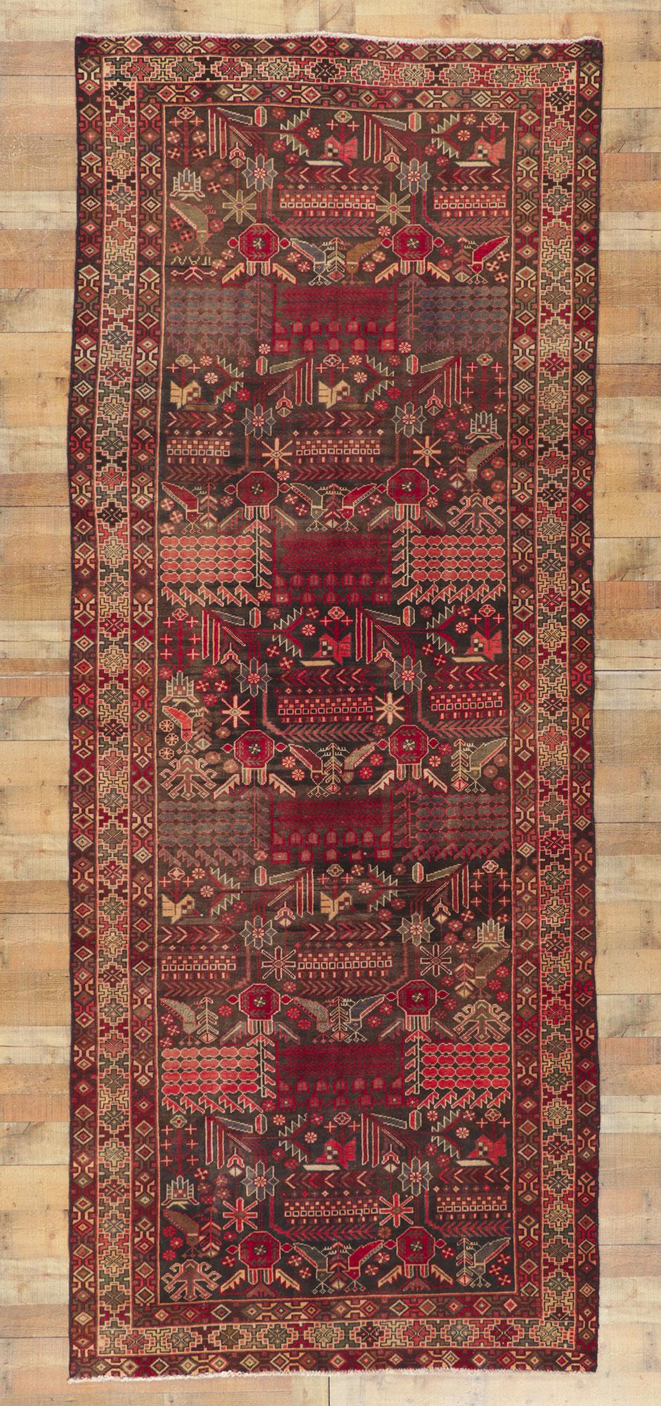 Vintage Persian Bakhtiari Rug In Good Condition For Sale In Dallas, TX