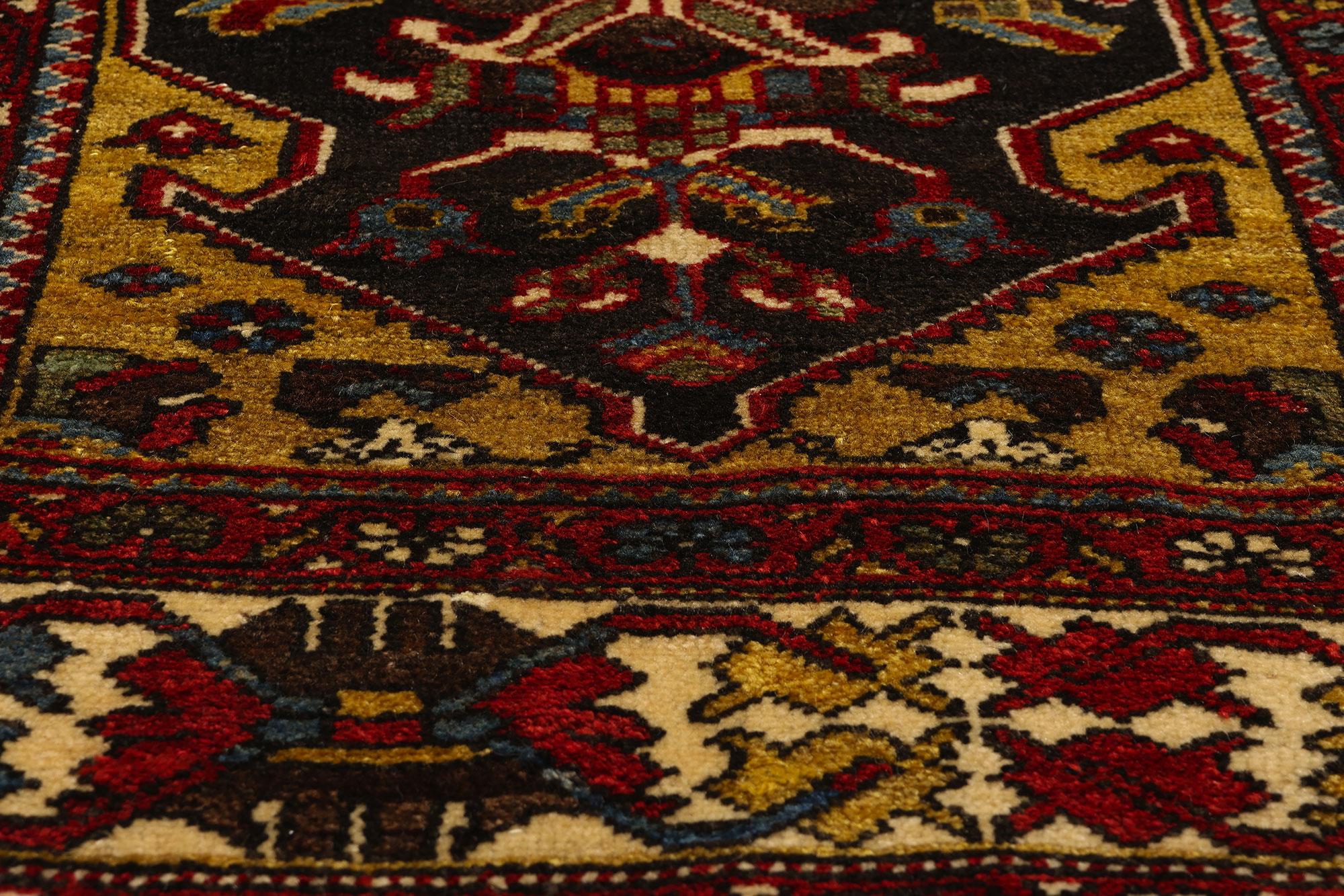 Vintage Persian Bakhtiari Rug  In Good Condition For Sale In Dallas, TX