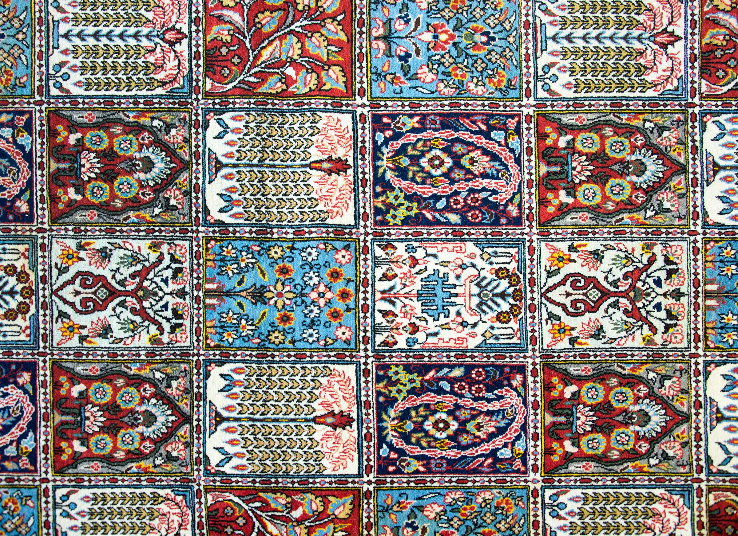 Vintage Persian Bakhtiari Rug For Sale 1