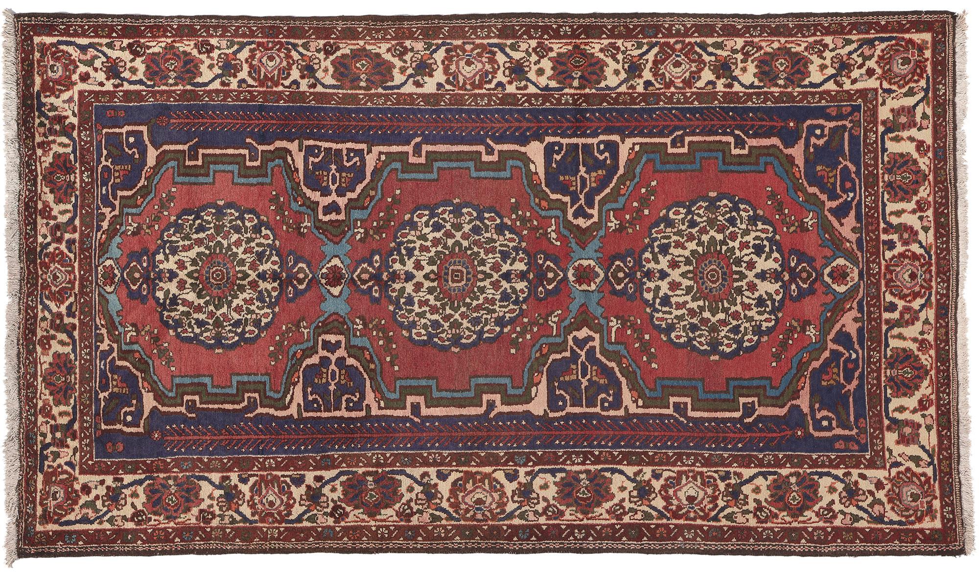 Tapis persan vintage Bakhtiari, l'Elegance Timeless rencontre le charme d'un bungalow en vente 2