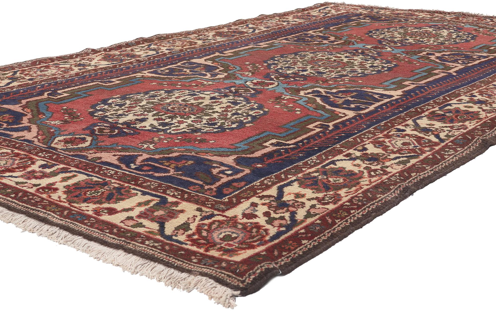 75276 Tapis Vintage Persan Bakhtiari, 05'07 x 09'06.
L'élégance intemporelle rencontre le charme d'un bungalow dans ce tapis persan Bakhtiari vintage. Les formes naturalistes et la palette de couleurs traditionnelles de cette pièce se conjuguent