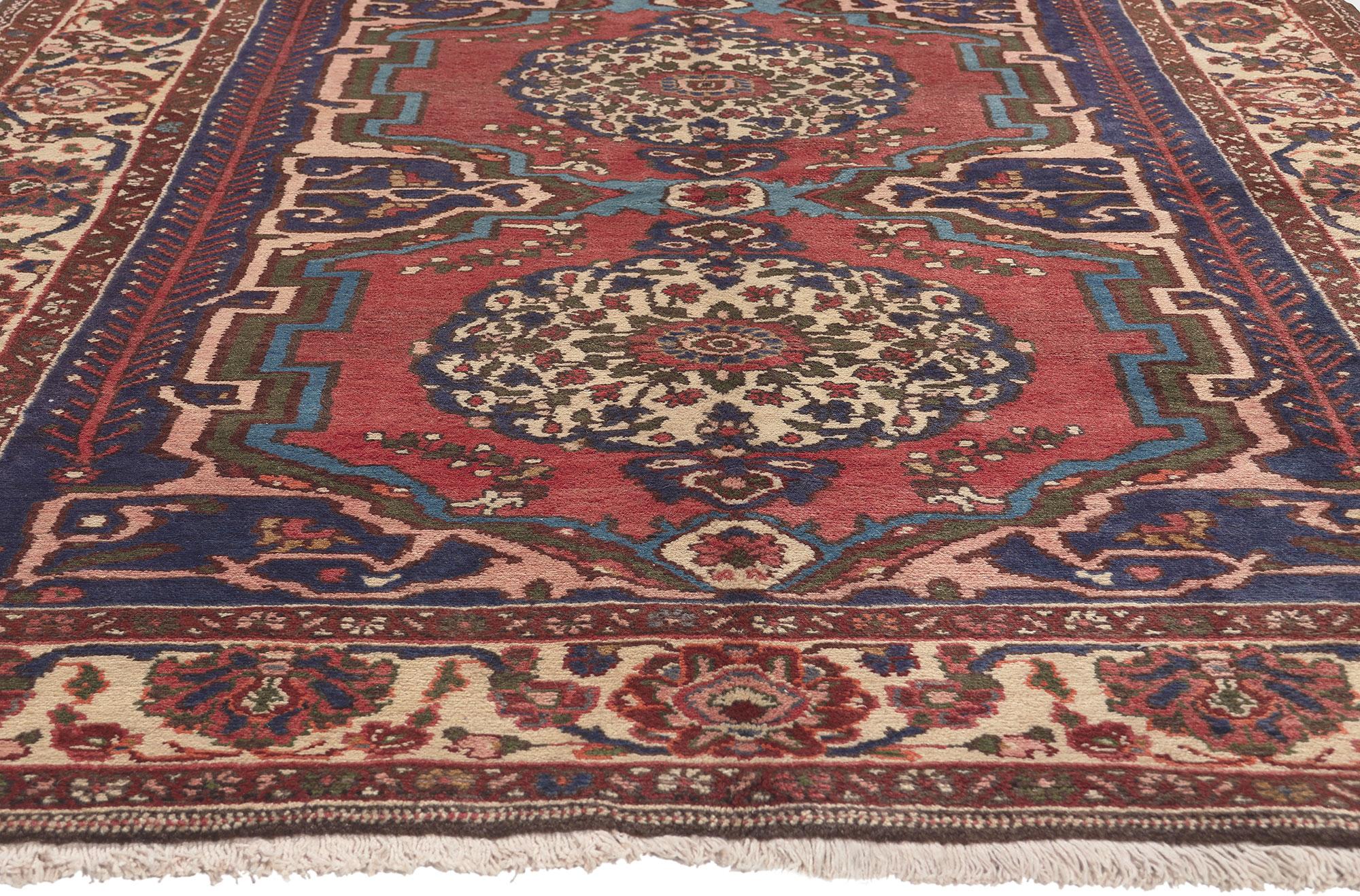 Perse Tapis persan vintage Bakhtiari, l'Elegance Timeless rencontre le charme d'un bungalow en vente