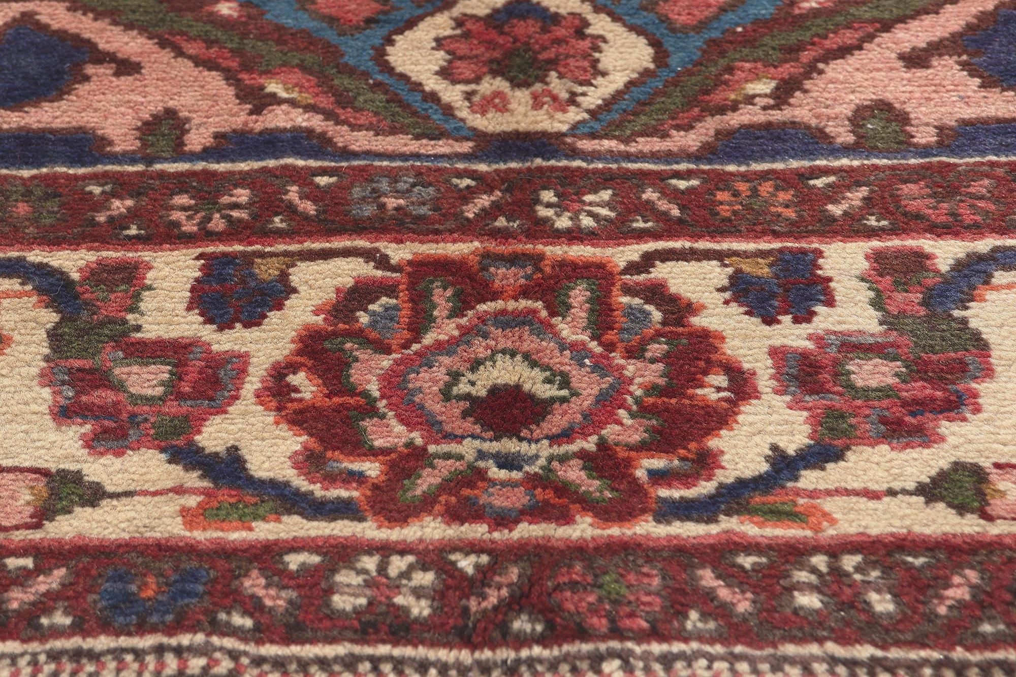 Noué à la main Tapis persan vintage Bakhtiari, l'Elegance Timeless rencontre le charme d'un bungalow en vente
