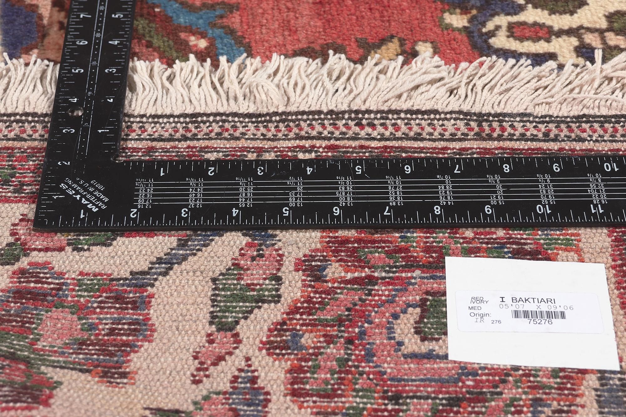 Tapis persan vintage Bakhtiari, l'Elegance Timeless rencontre le charme d'un bungalow Bon état - En vente à Dallas, TX