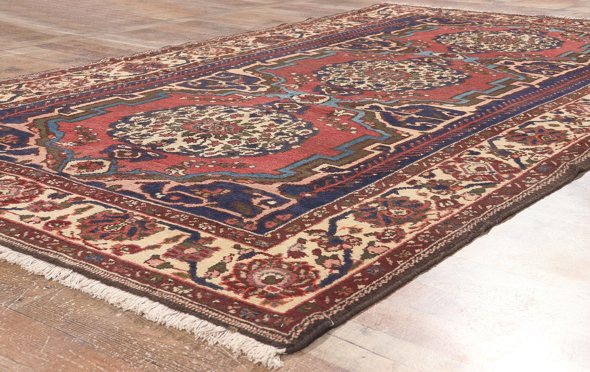 20ième siècle Tapis persan vintage Bakhtiari, l'Elegance Timeless rencontre le charme d'un bungalow en vente