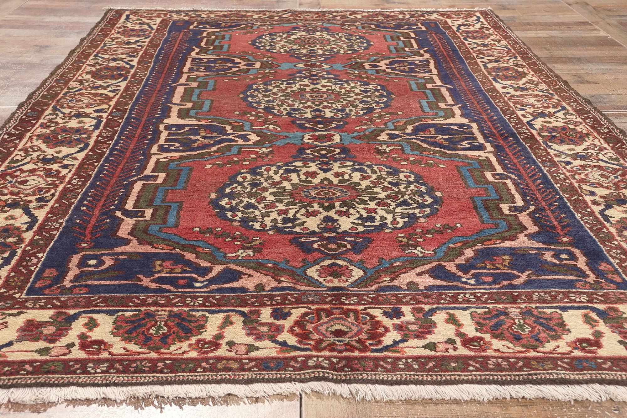 Laine Tapis persan vintage Bakhtiari, l'Elegance Timeless rencontre le charme d'un bungalow en vente