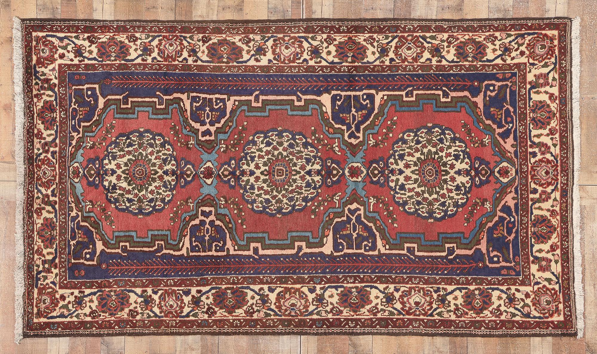 Tapis persan vintage Bakhtiari, l'Elegance Timeless rencontre le charme d'un bungalow en vente 1