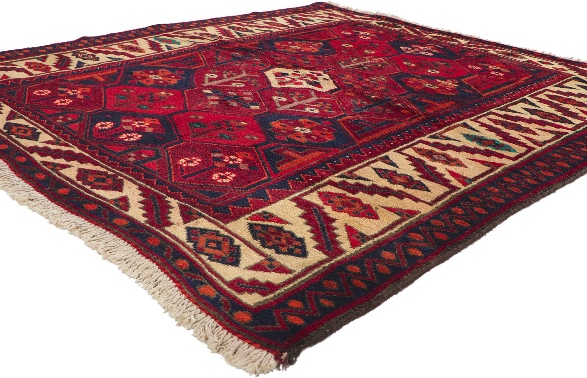 71284 Persischer Bakhtiari-Teppich im Vintage-Stil mit Garten-Design und Herrenhaus im Tudor-Stil. Dies ist ein alter handgeknüpfter persischer Bakhtiari-Teppich aus Wolle mit einem kunstvollen Medaillon in der Mitte und einem geometrischen und