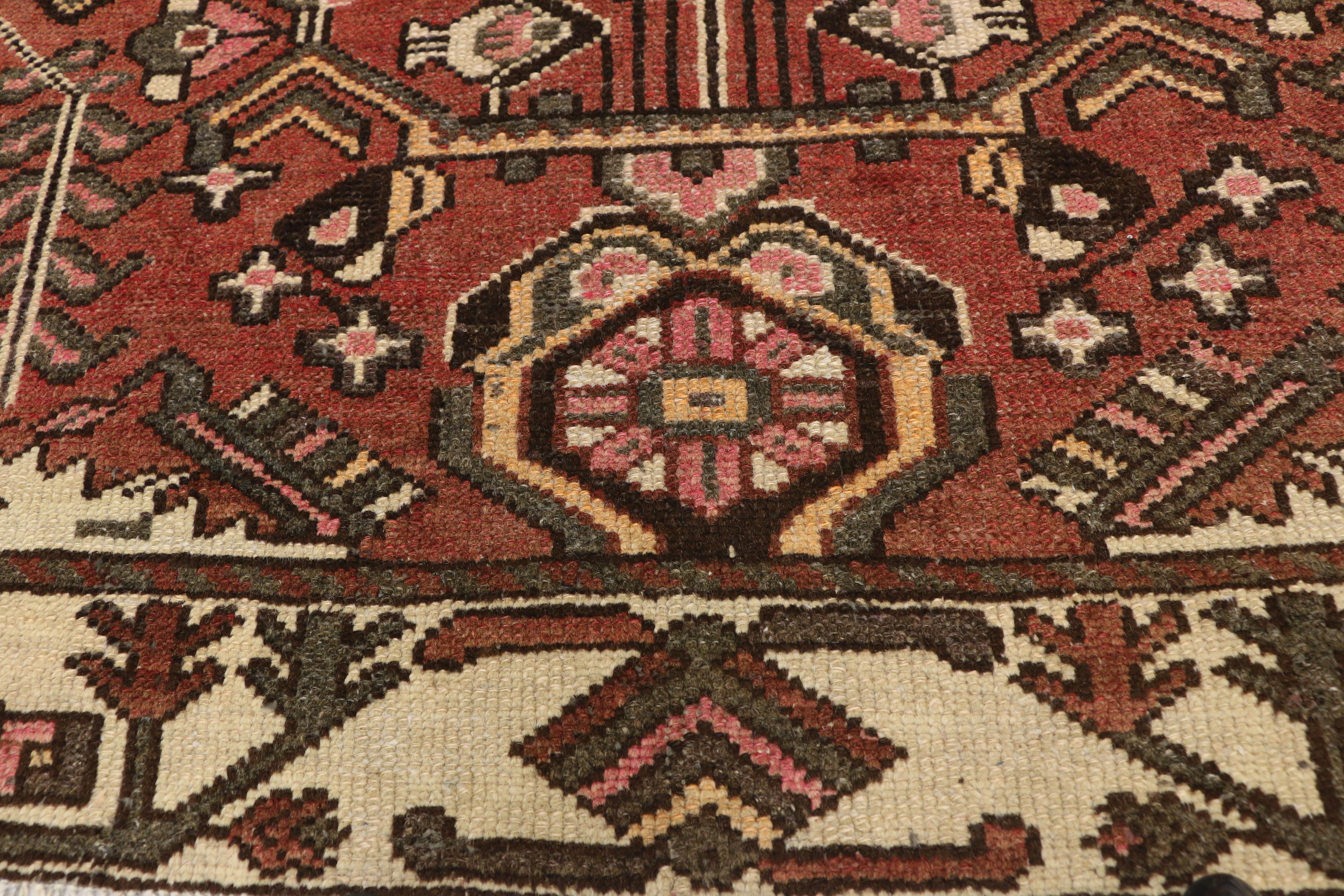 Persiano Tappeto persiano vintage Bakhtiari con stile moderno di metà secolo in vendita