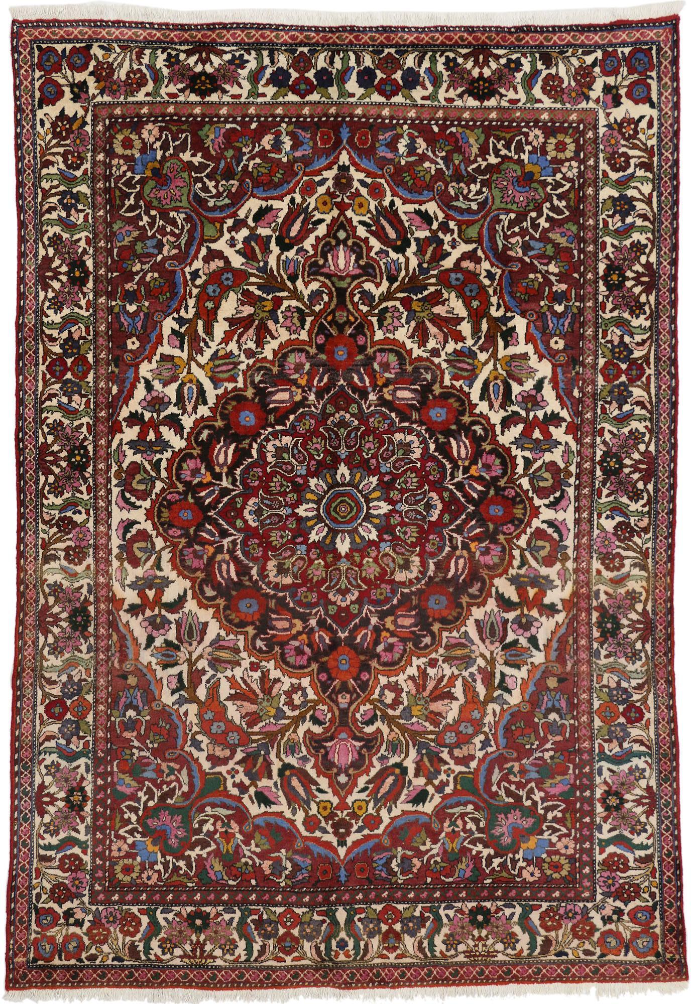 71962 Tapis Vintage Persan Bakhtiari, 07'03 x 10'04. Les tapis persans Bakhtiari, originaires des montagnes accidentées de Zagros en Iran, sont appréciés pour leur artisanat exquis et leur riche patrimoine culturel. Tissés à la main par des artisans