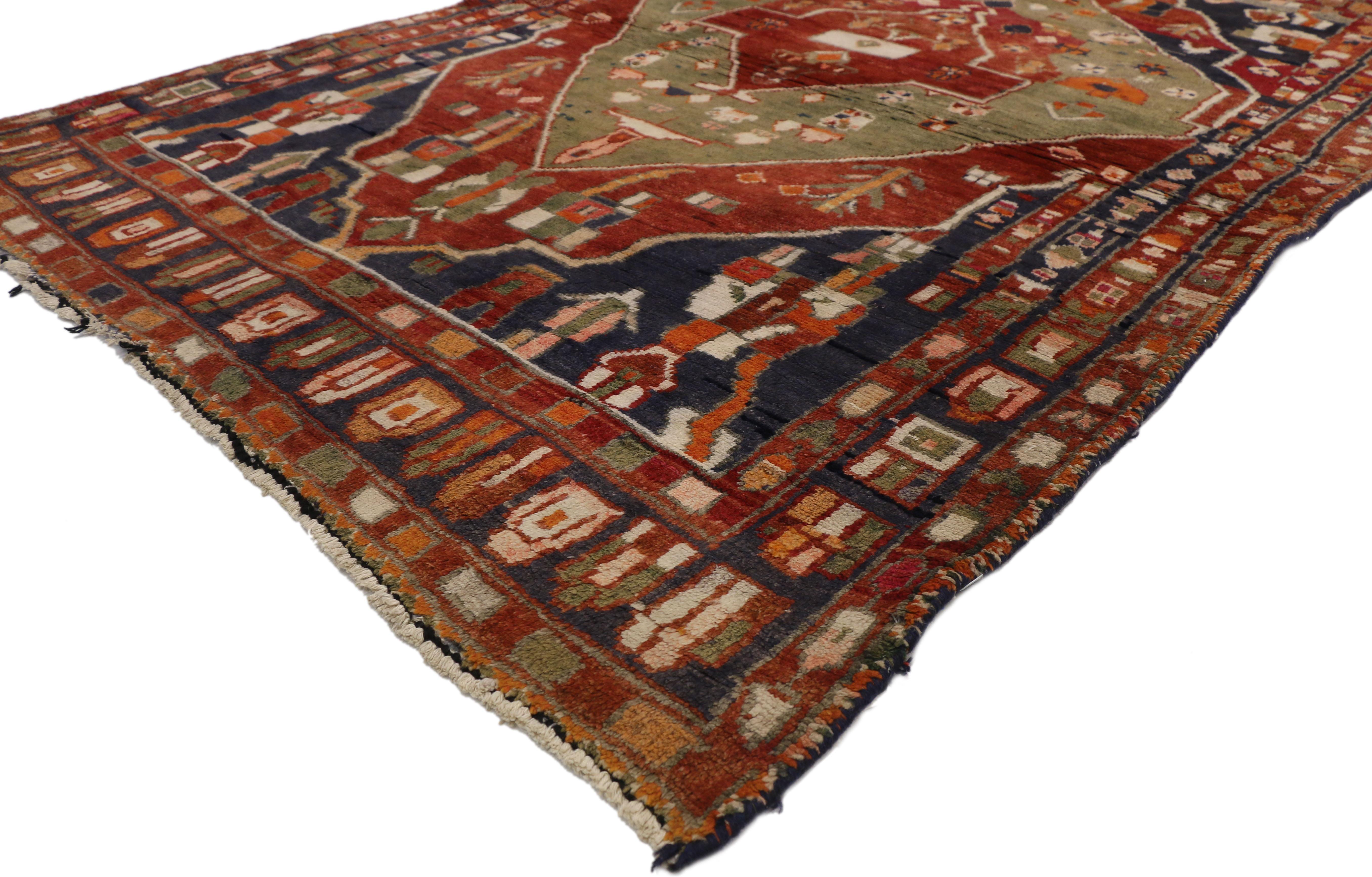 72097 Tappeto persiano vintage Bakhtiari con disegno a medaglione 04'07 x 06'07. Con un design espressivo, dettagli e texture incredibili, questo tappeto persiano Bakhtiari vintage in lana annodato a mano è una visione accattivante di bellezza