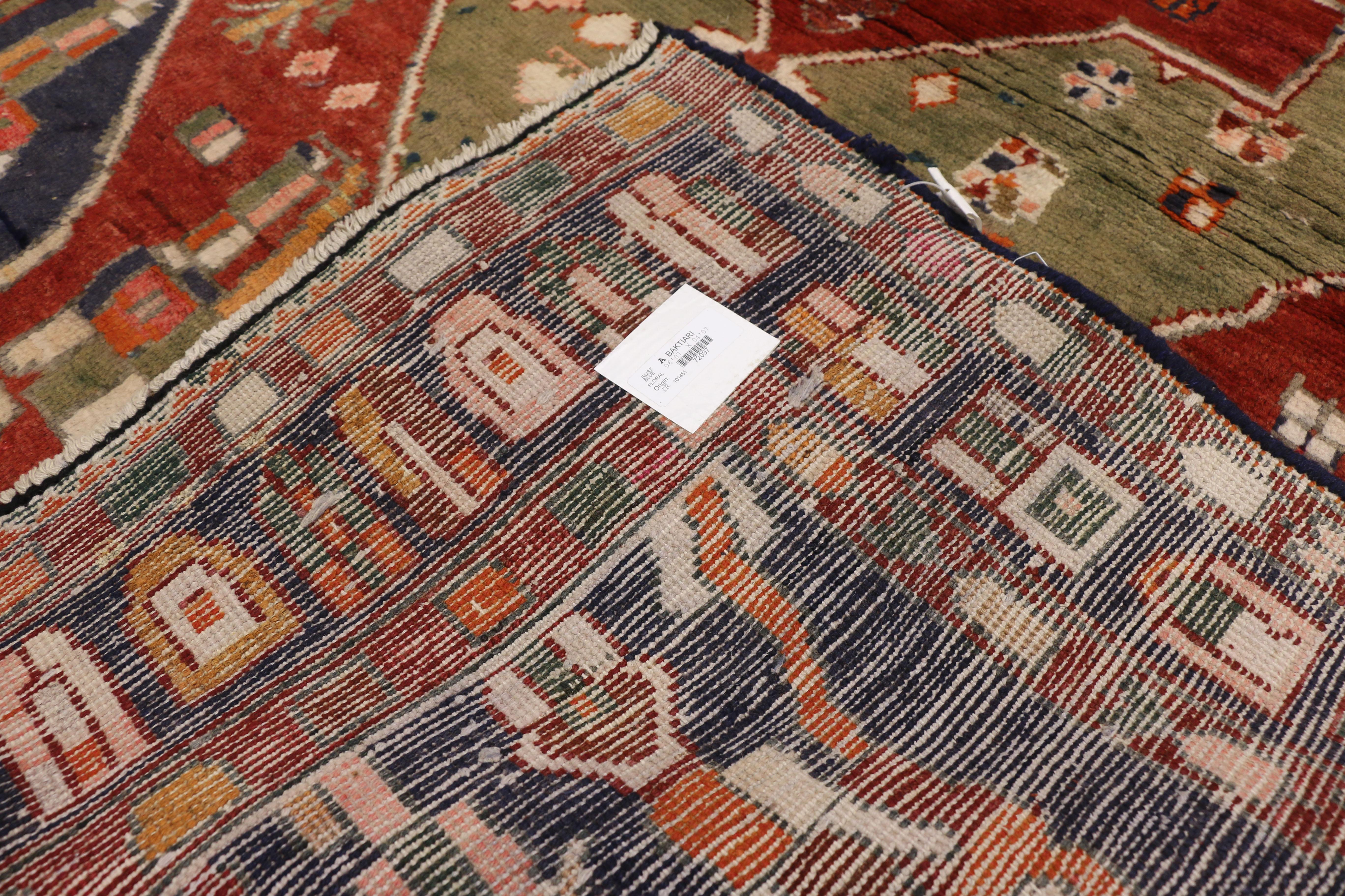 Vintage Persian Bakhtiari Rug with Medallion Design In Good Condition For Sale In Dallas, TX