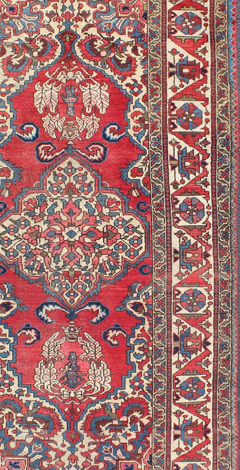 Persischer Bakhtiari-Teppich mit verschnörkeltem zentralem Medaillon und sattem Rotblau (Stammeskunst) im Angebot