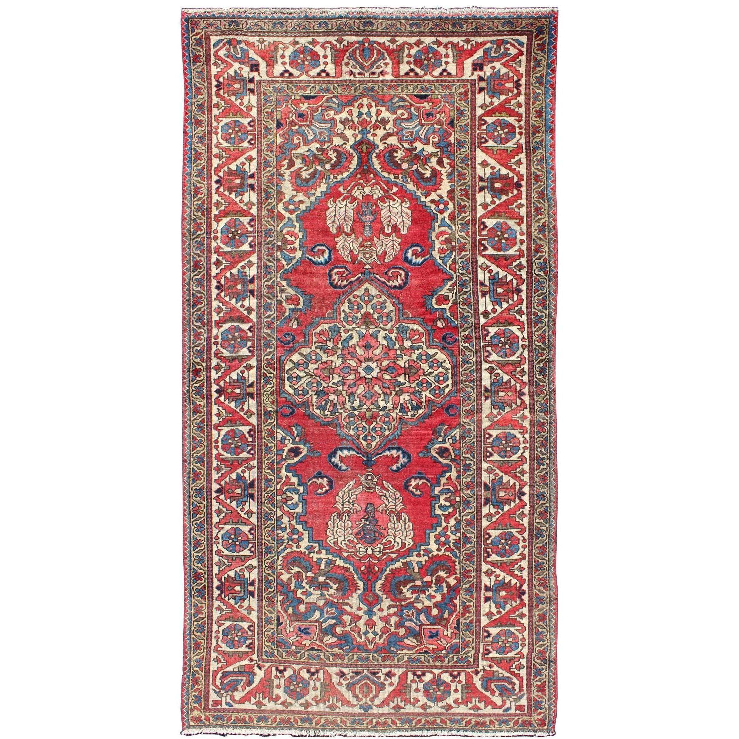 Tapis persan Bakhtiari vintage orné d'un médaillon central et d'un riche bleu rouge