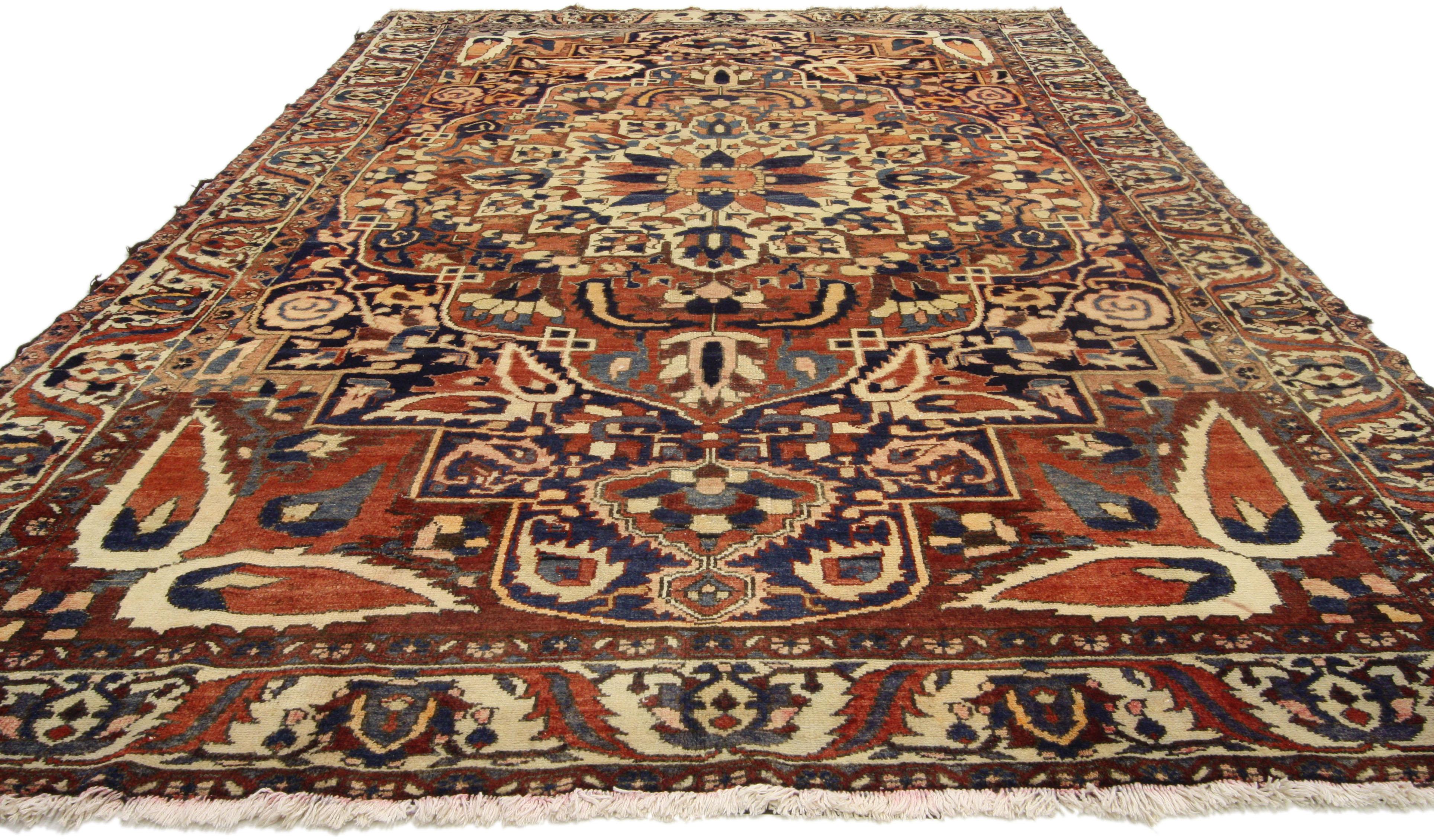 75264 Tappeto persiano vintage Bakhtiari con stile rustico moderno 06'08 x 10'07. Questo tappeto Bakhtiari persiano vintage in lana annodato a mano presenta un disegno a medaglioni stratificati con una serie di motivi floreali stilizzati. Il