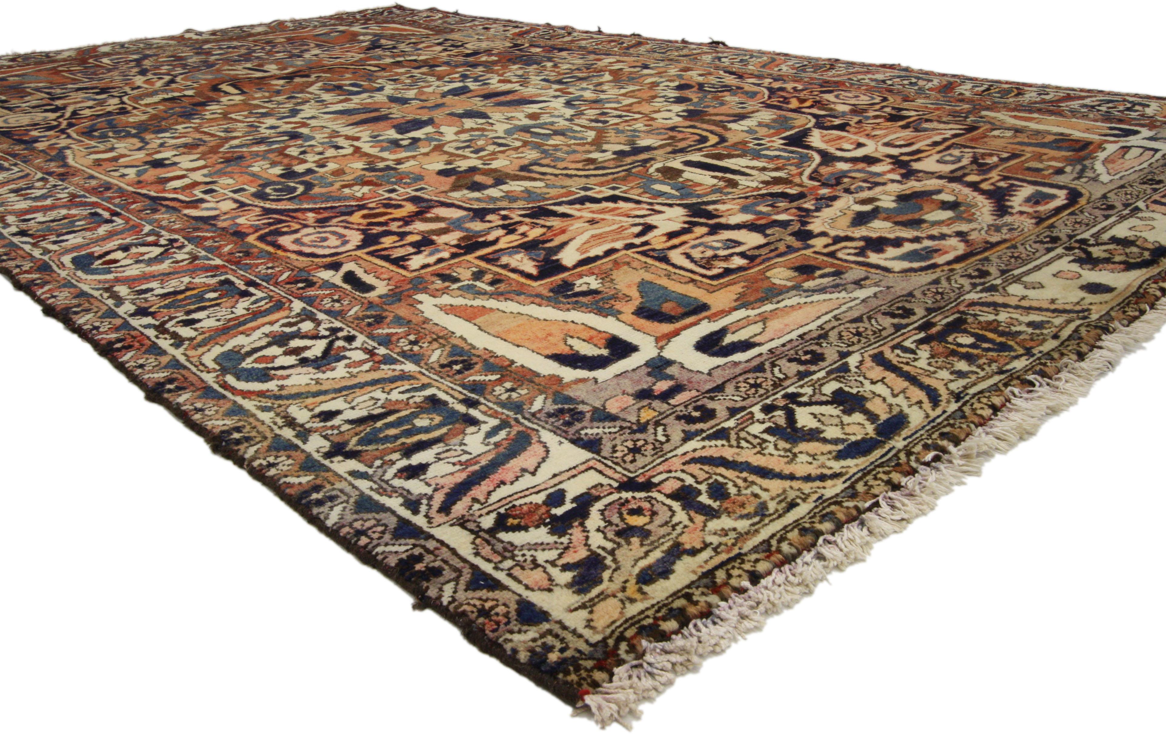 Rustico Tappeto persiano vintage Bakhtiari con stile rustico in vendita