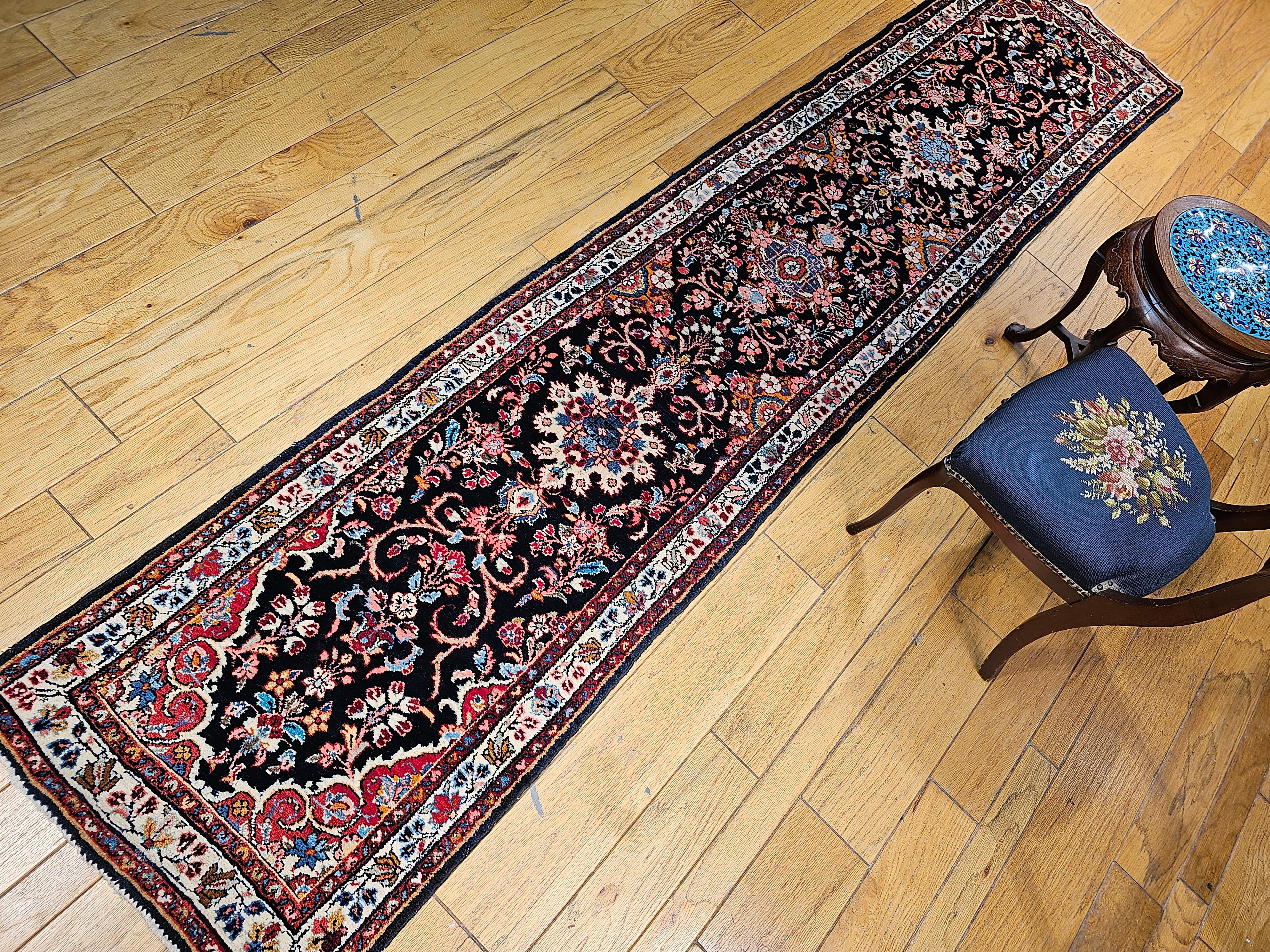 Vintage Persian Bakhtiari Läufer mit Blumenmuster im Angebot 4