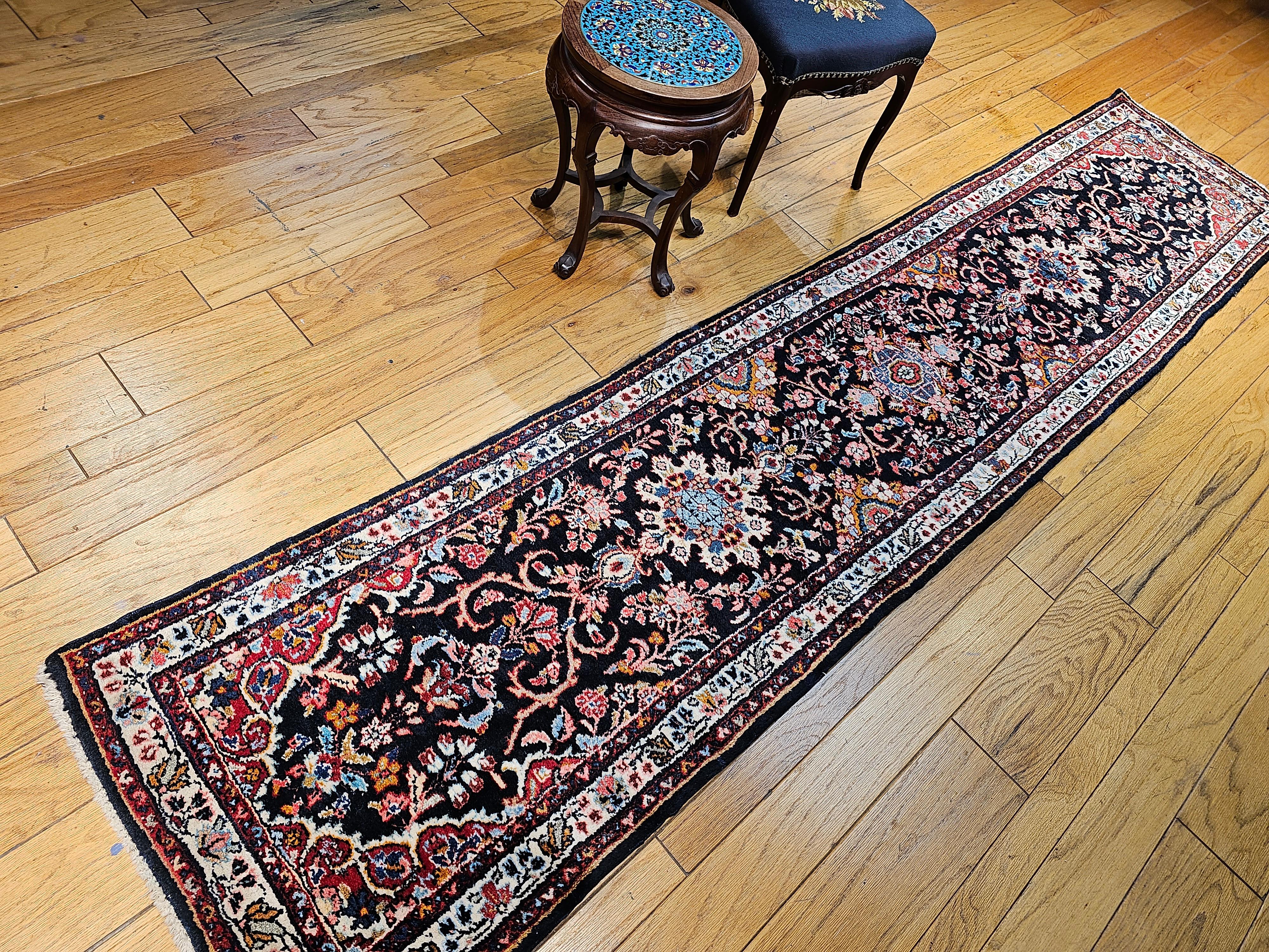 Vintage Persian Bakhtiari Läufer mit Blumenmuster im Angebot 7