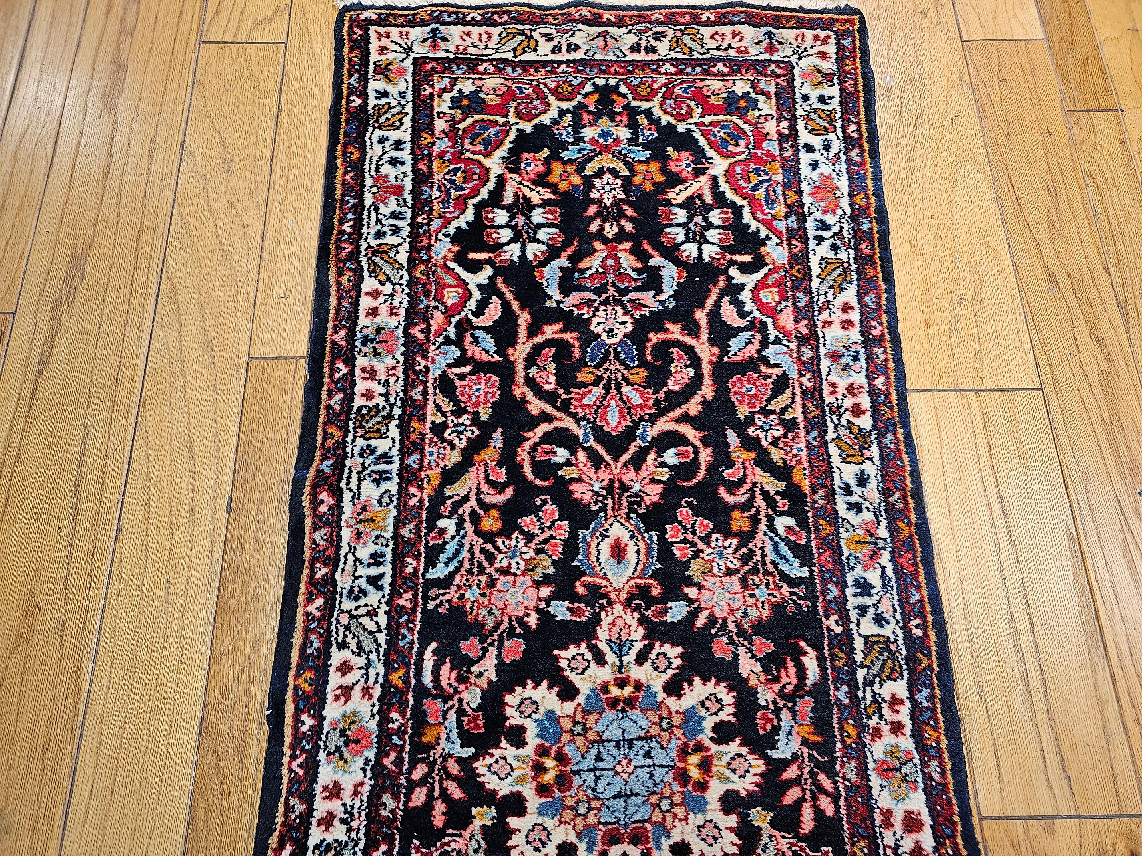 Vintage Persian Bakhtiari Läufer mit Blumenmuster (Persisch) im Angebot