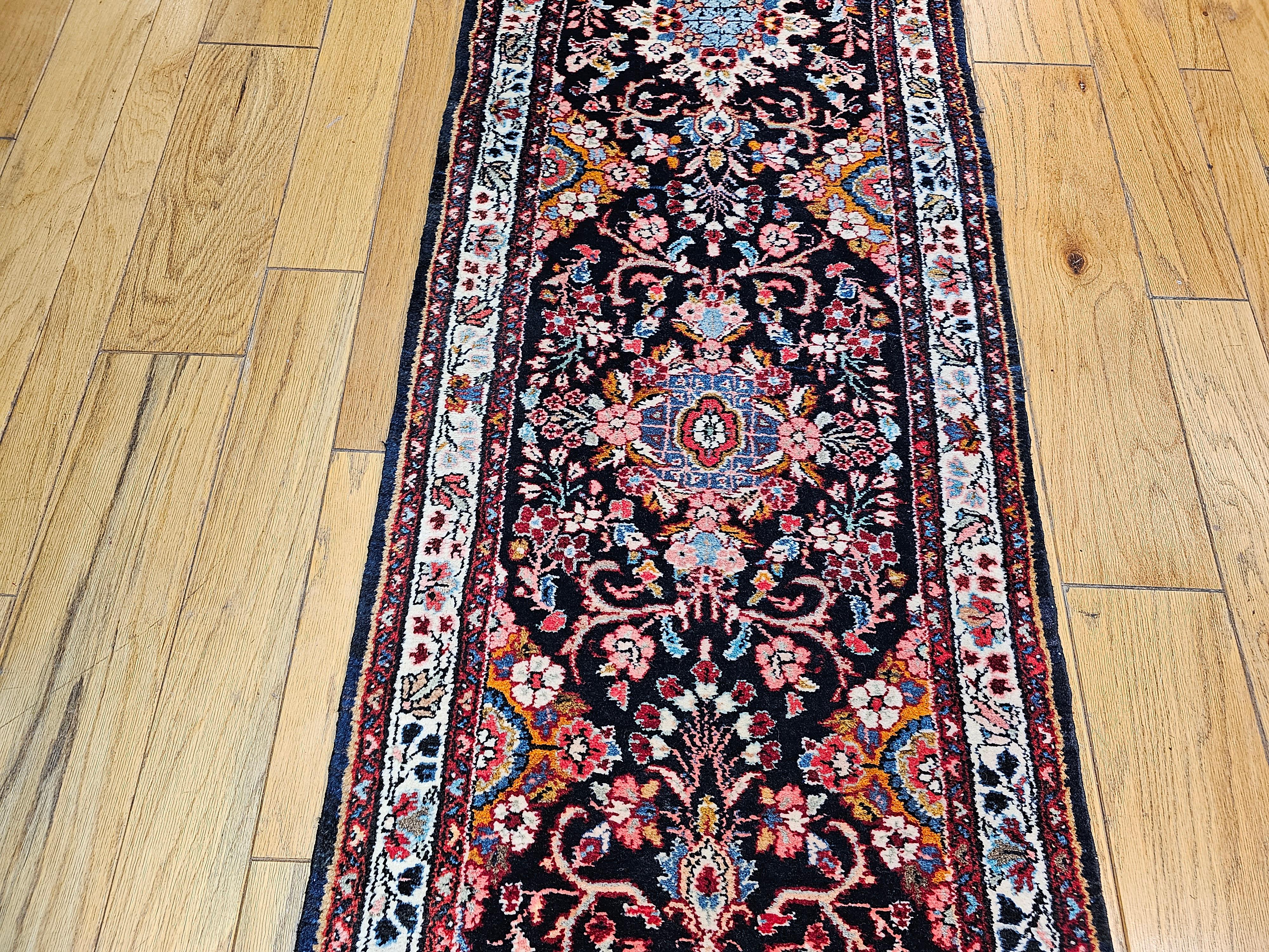Vintage Persian Bakhtiari Läufer mit Blumenmuster (Handgeknüpft) im Angebot