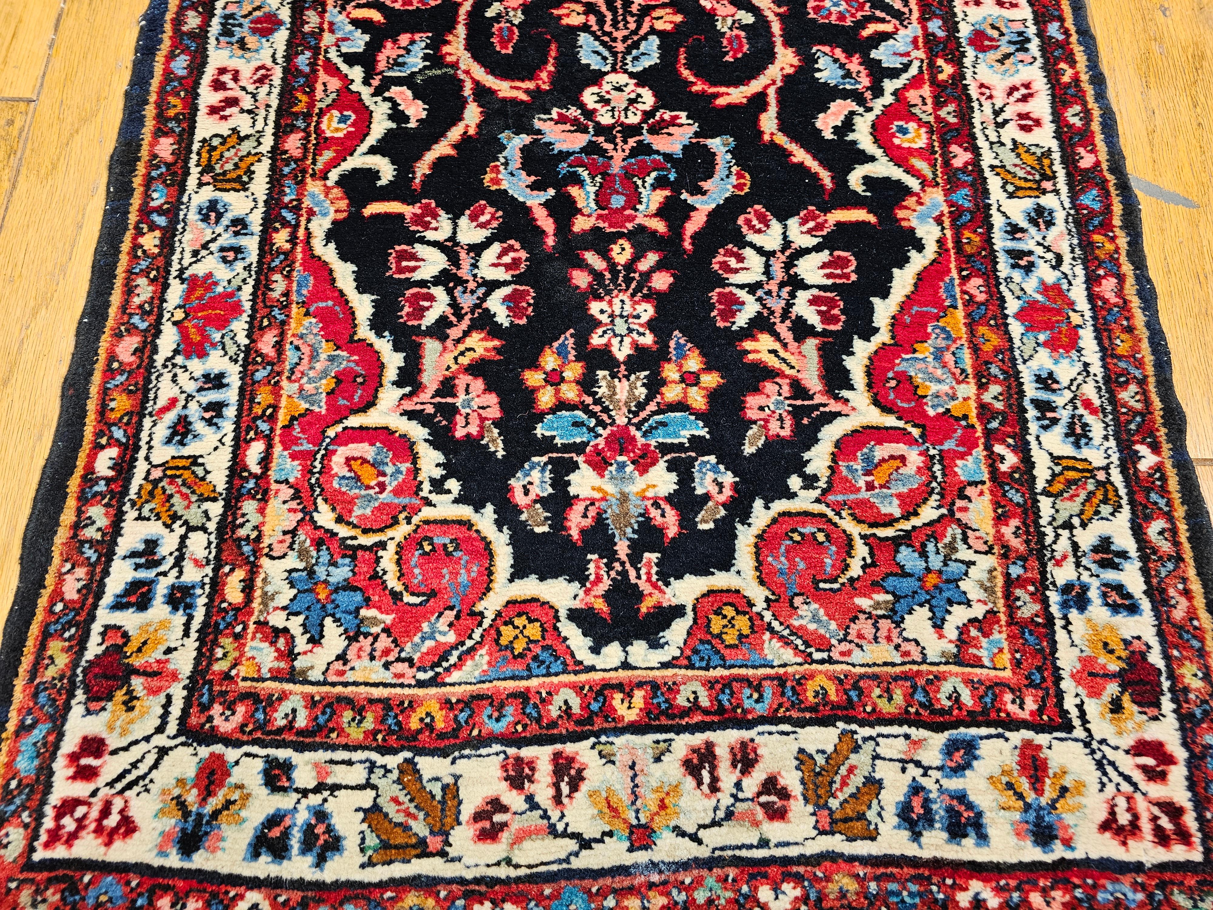 Vintage Persian Bakhtiari Läufer mit Blumenmuster (20. Jahrhundert) im Angebot