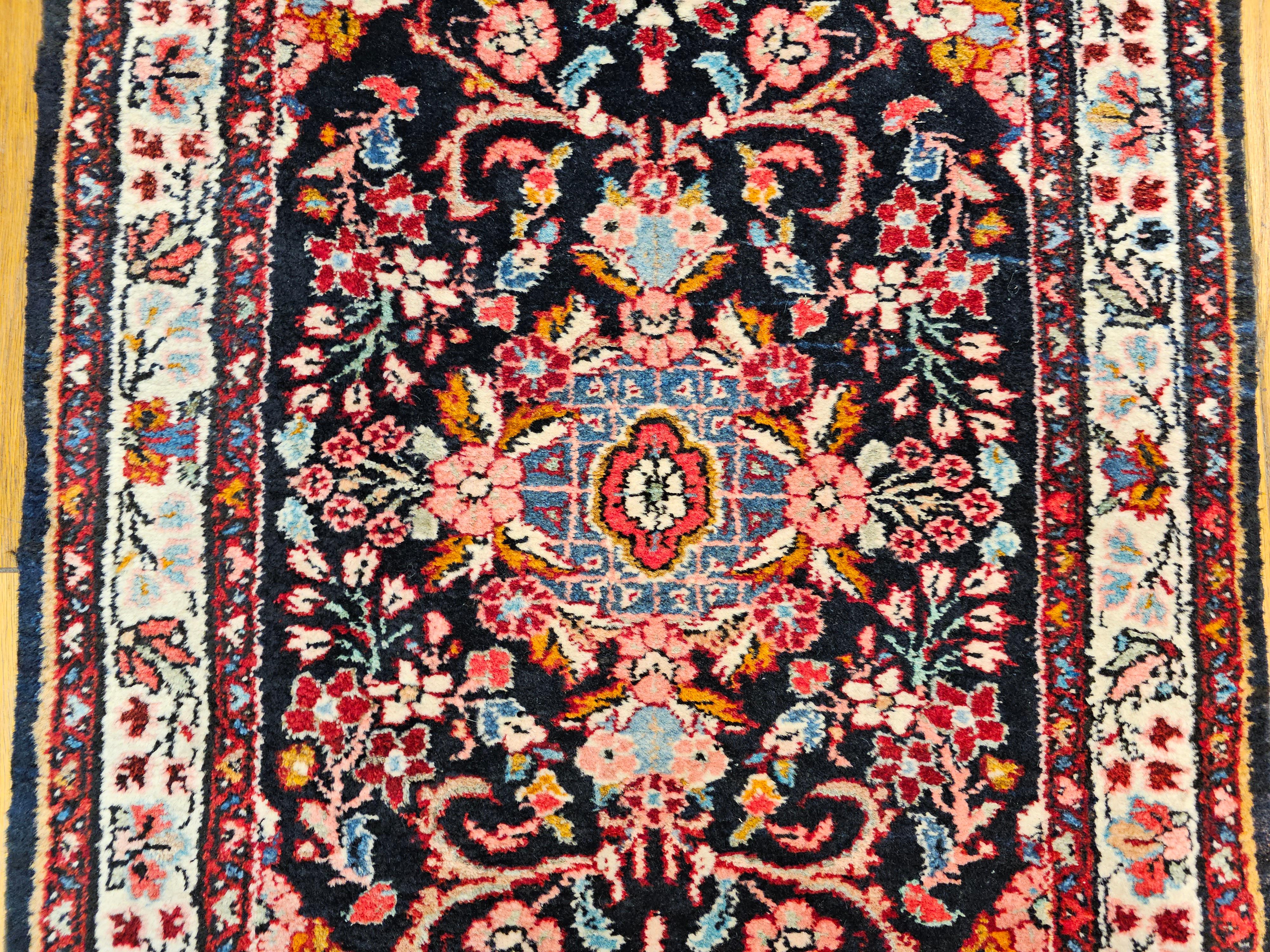 Vintage Persian Bakhtiari Läufer mit Blumenmuster im Angebot 1