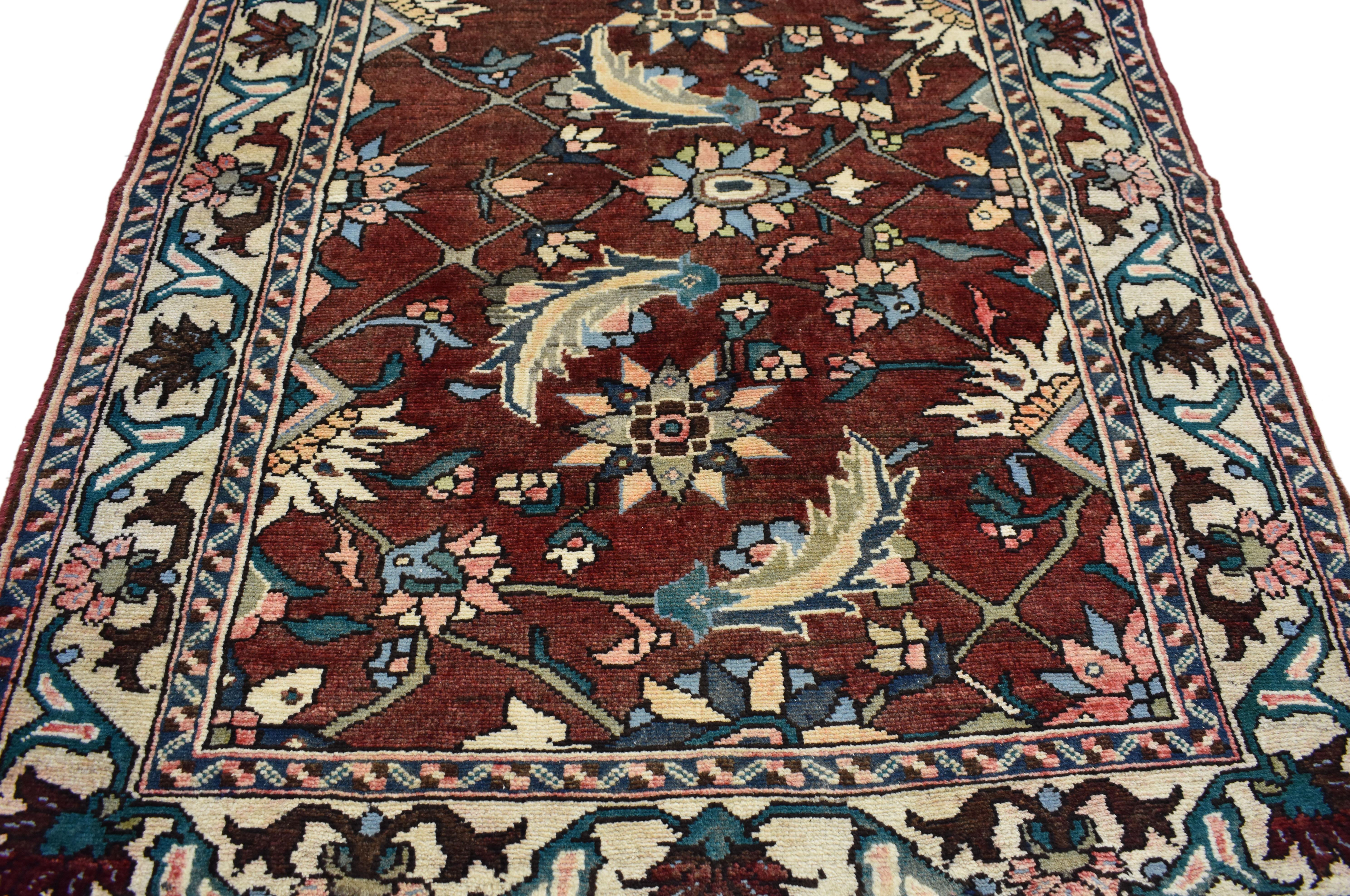 75262 Vintage Persian Bakhtiari Läufer, Flur Läufer 03'07 X 09'07. Dieser handgeknüpfte Läufer aus alter persischer Bachtiari-Wolle zeigt ein großflächiges Herati-Muster, das aus gezackten Blättern, Federn, blühenden Palmetten und Flechtenblüten