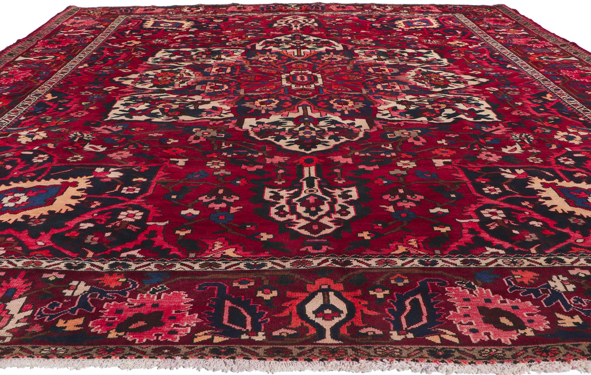 Quadratischer persischer Bakhtiari-Teppich mit seltenem Medaillon-Design (Tabriz) im Angebot